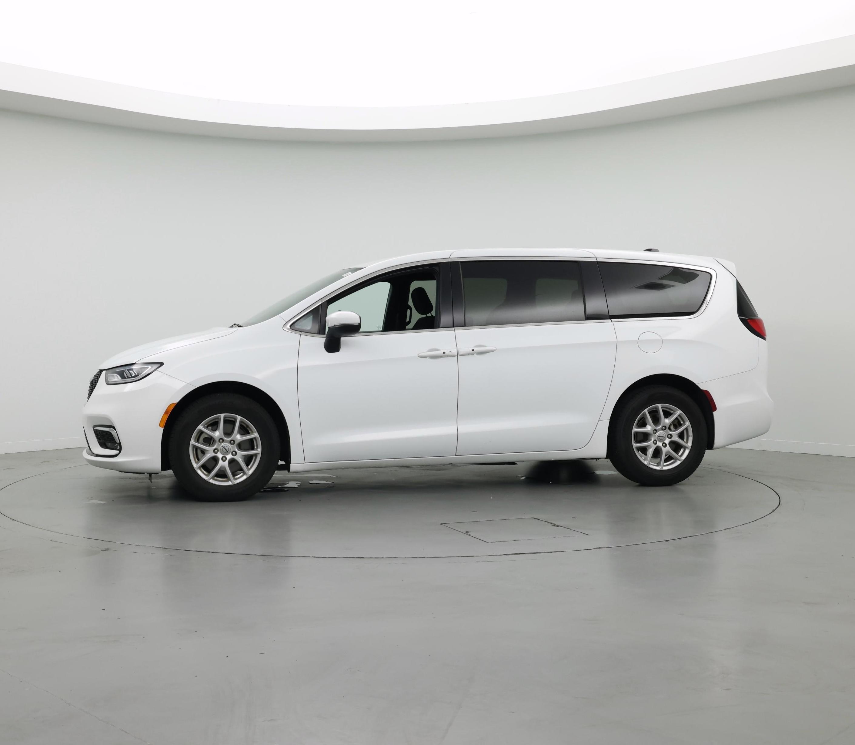Thumbnail: 2023 Chrysler Pacifica - 3