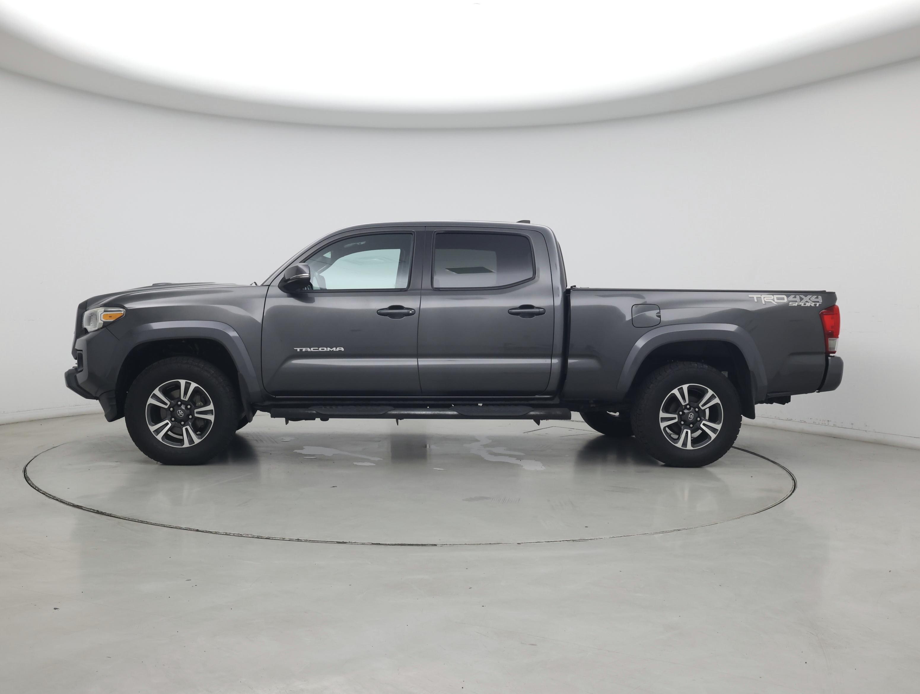Thumbnail: 2016 Toyota Tacoma - 3