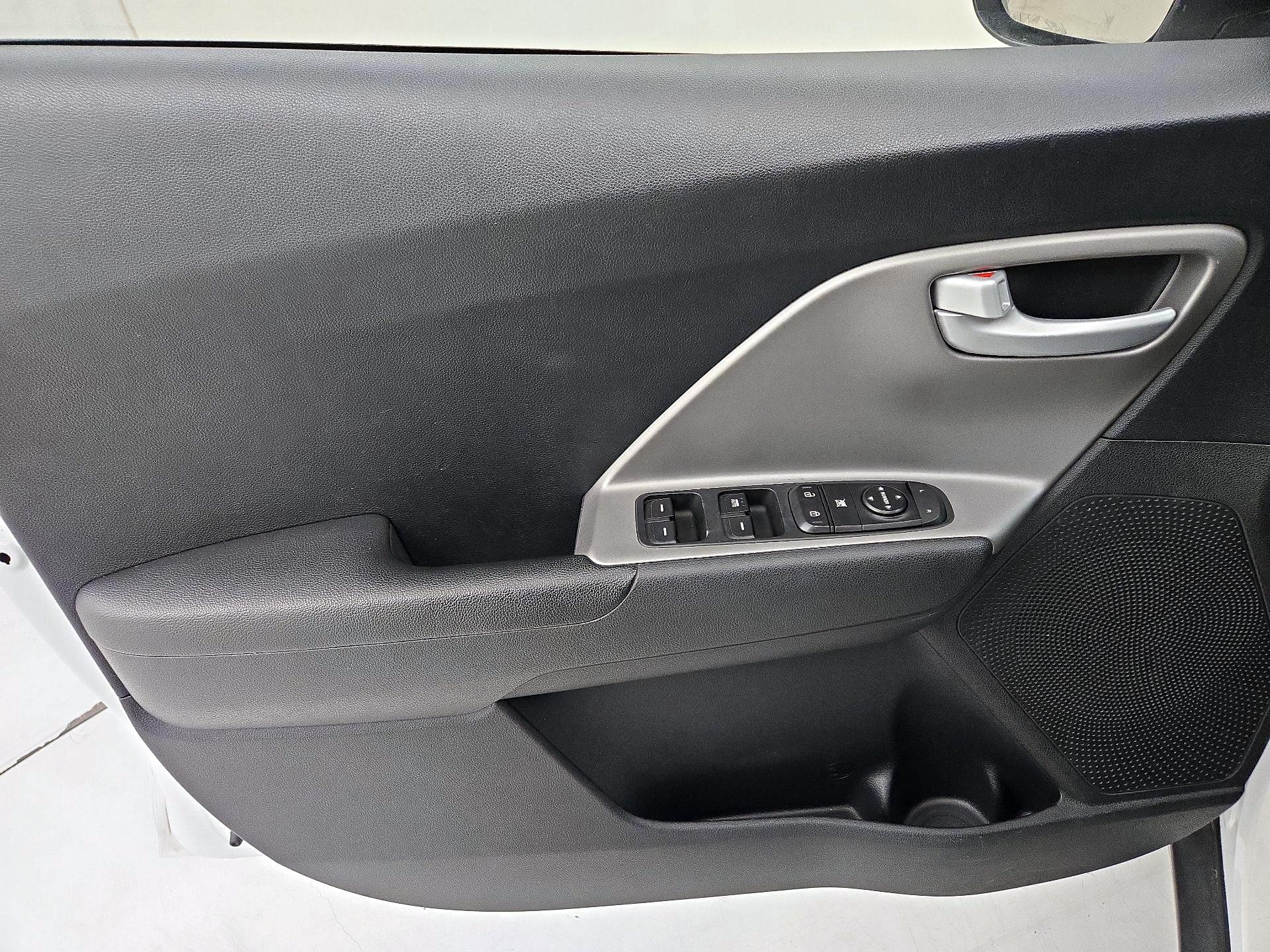 Thumbnail: 2020 Kia Niro - 12