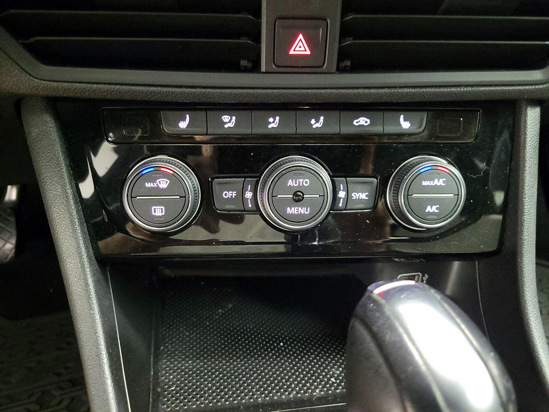 Thumbnail: 2019 Volkswagen Jetta - 16