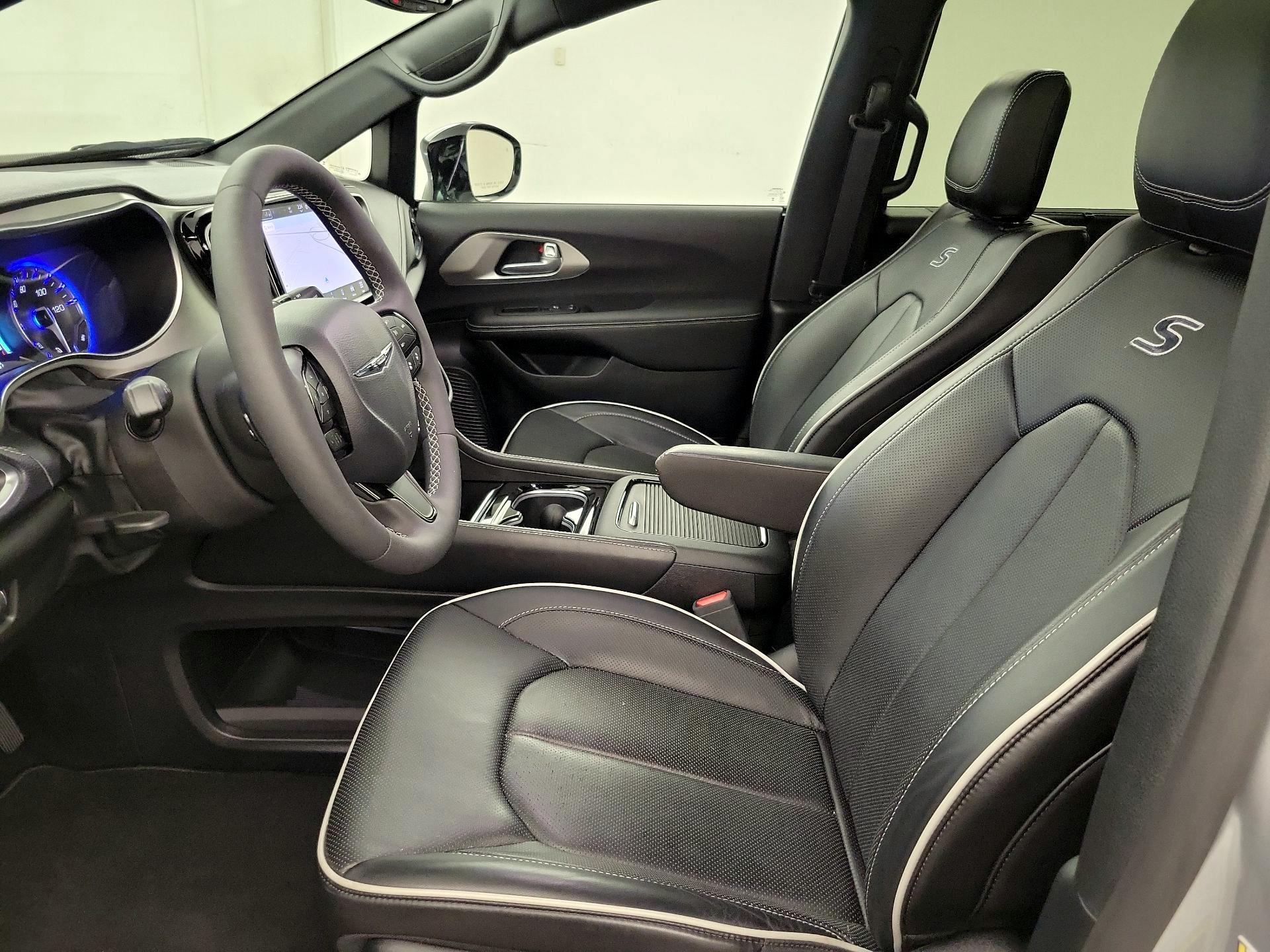 Thumbnail: 2024 Chrysler Pacifica - 11