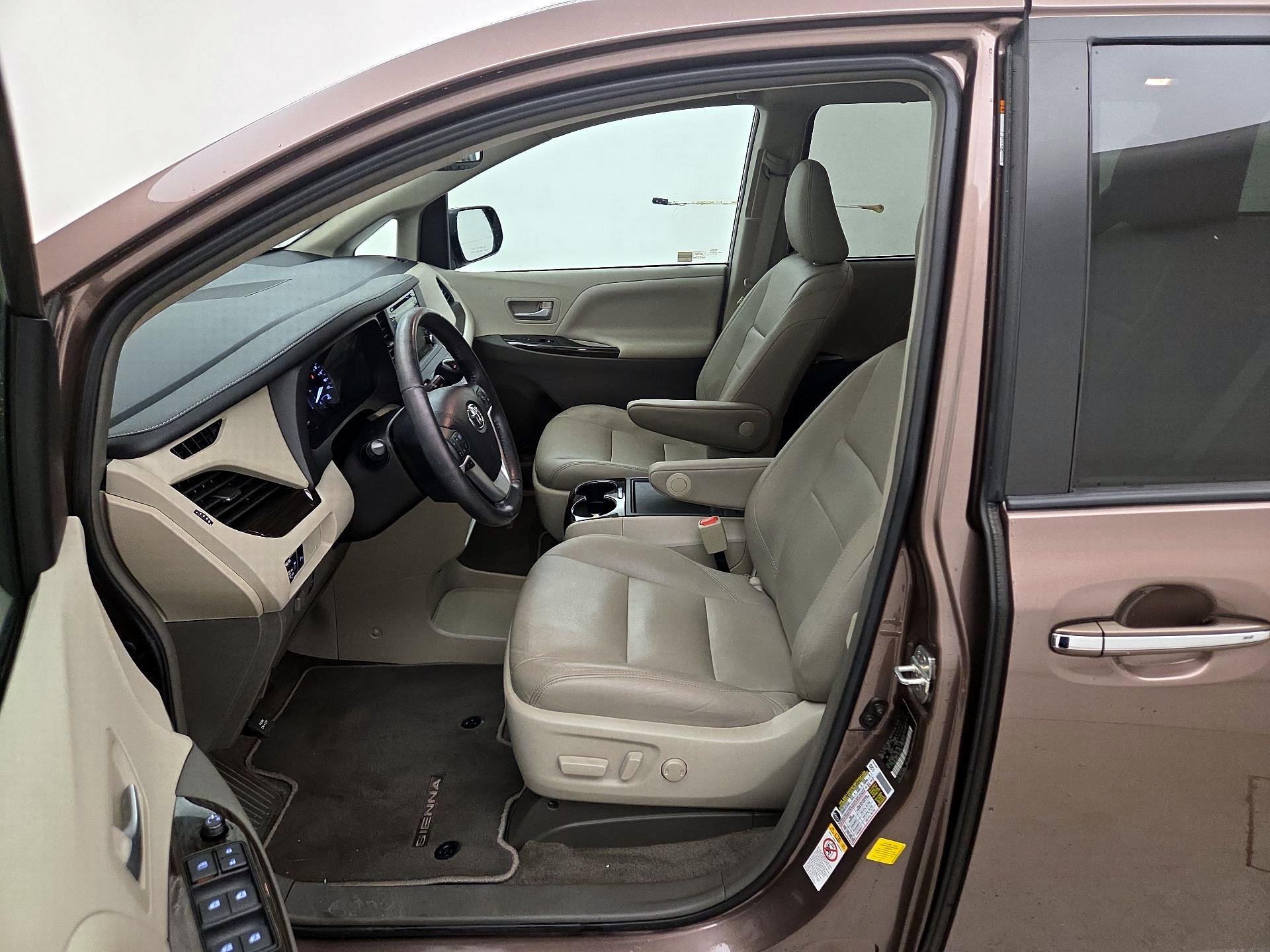 Thumbnail: 2018 Toyota Sienna - 11