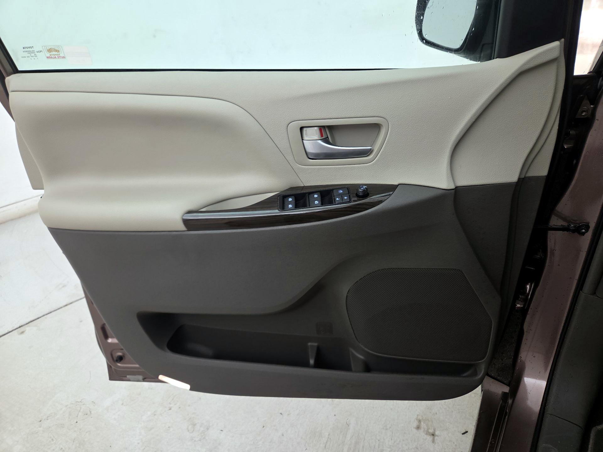 Thumbnail: 2018 Toyota Sienna - 12