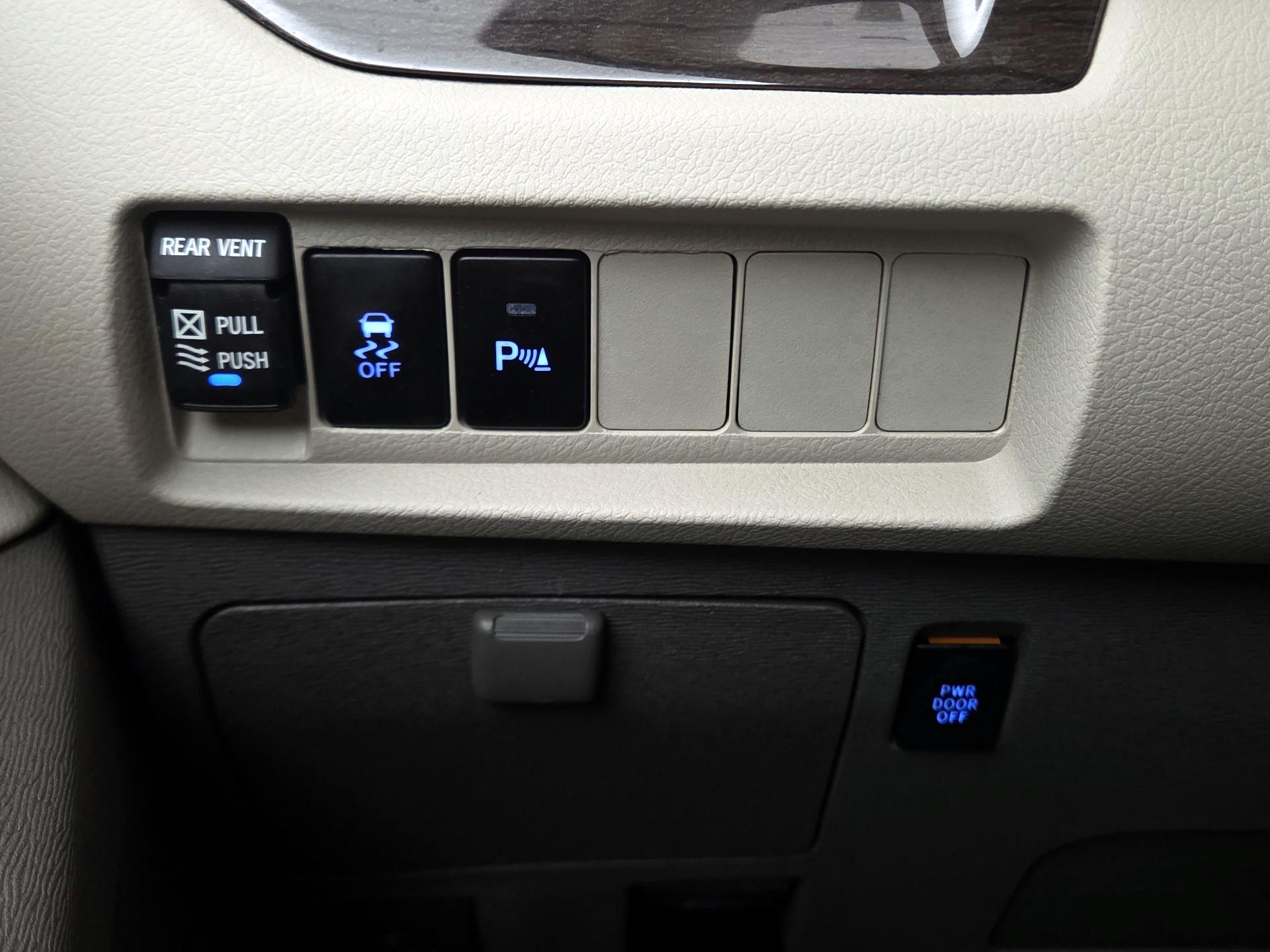 Thumbnail: 2018 Toyota Sienna - 13