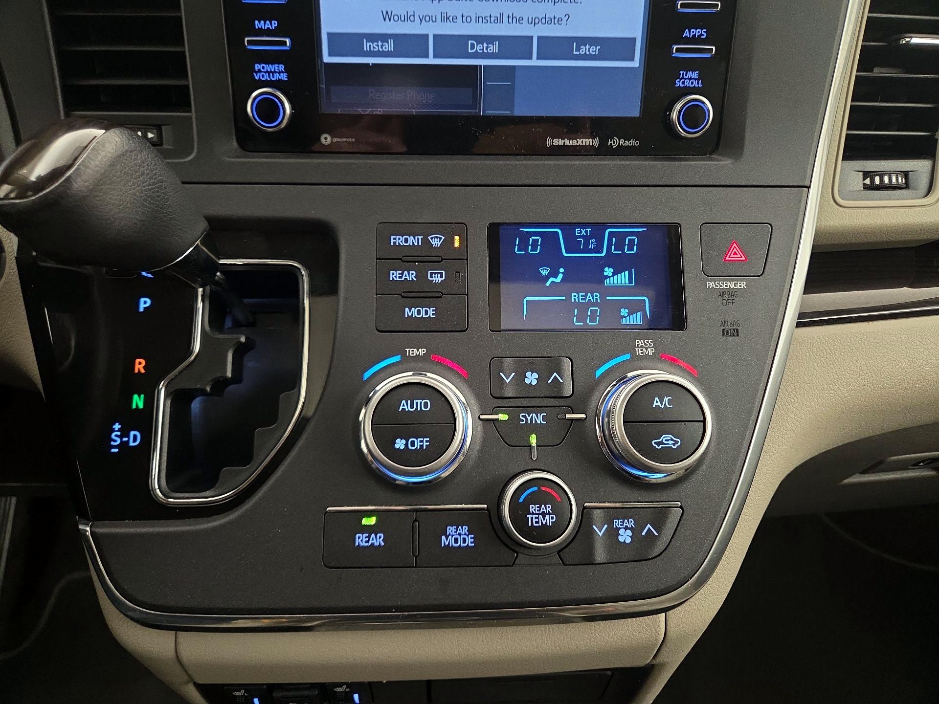 Thumbnail: 2018 Toyota Sienna - 17