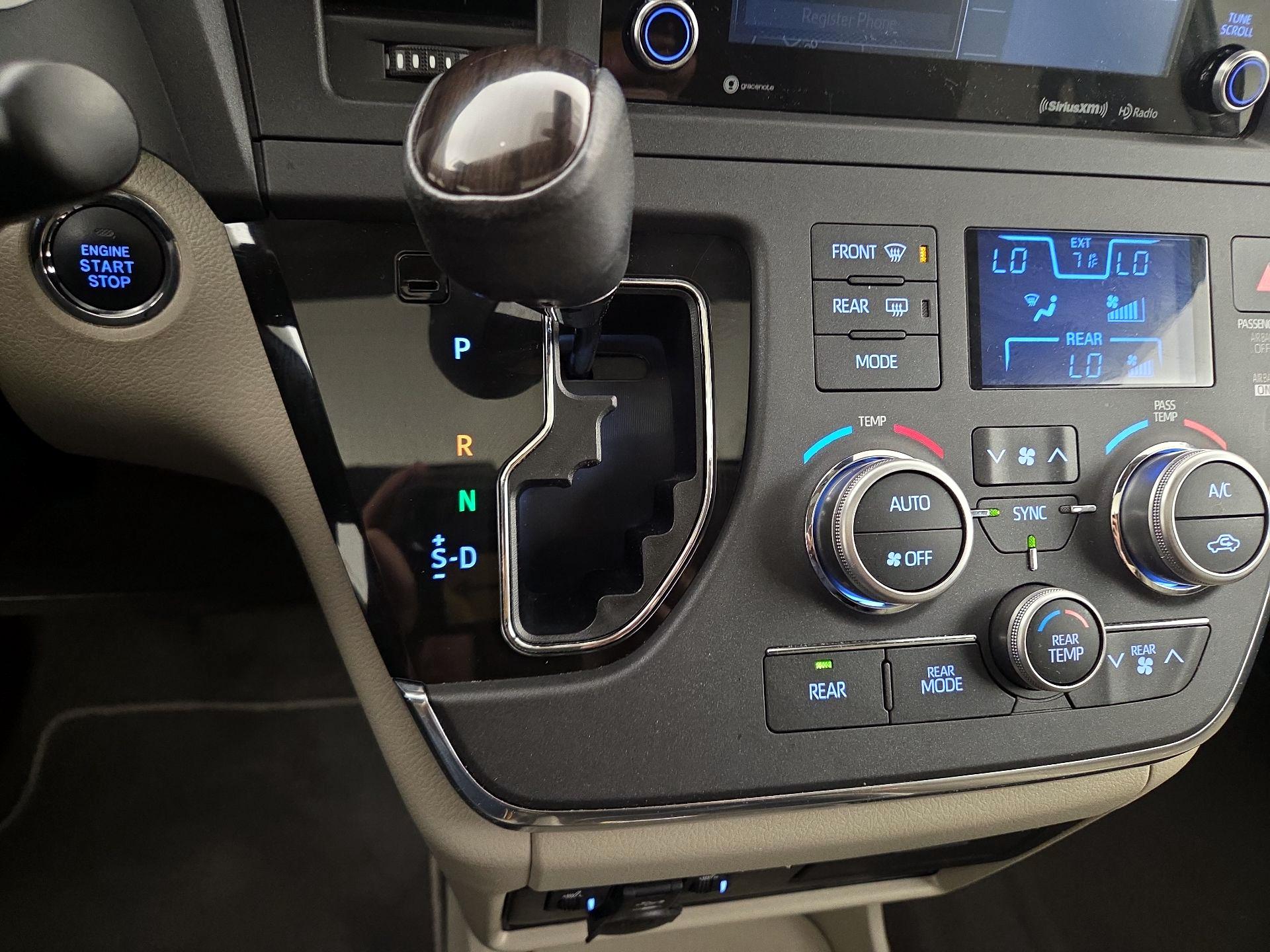 Thumbnail: 2018 Toyota Sienna - 18