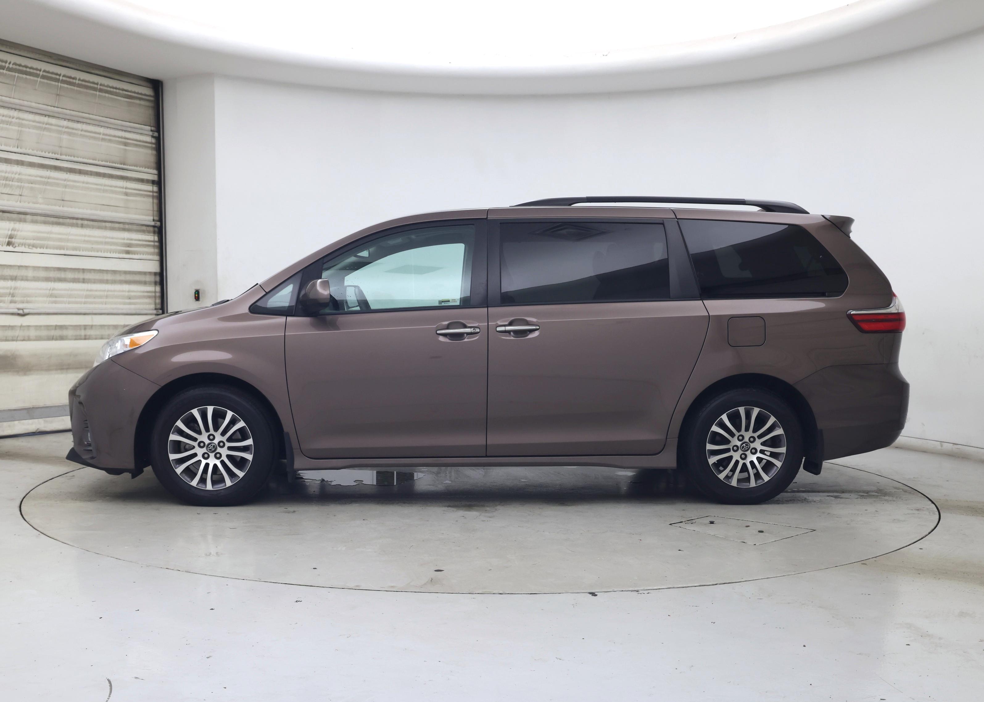 Thumbnail: 2018 Toyota Sienna - 3