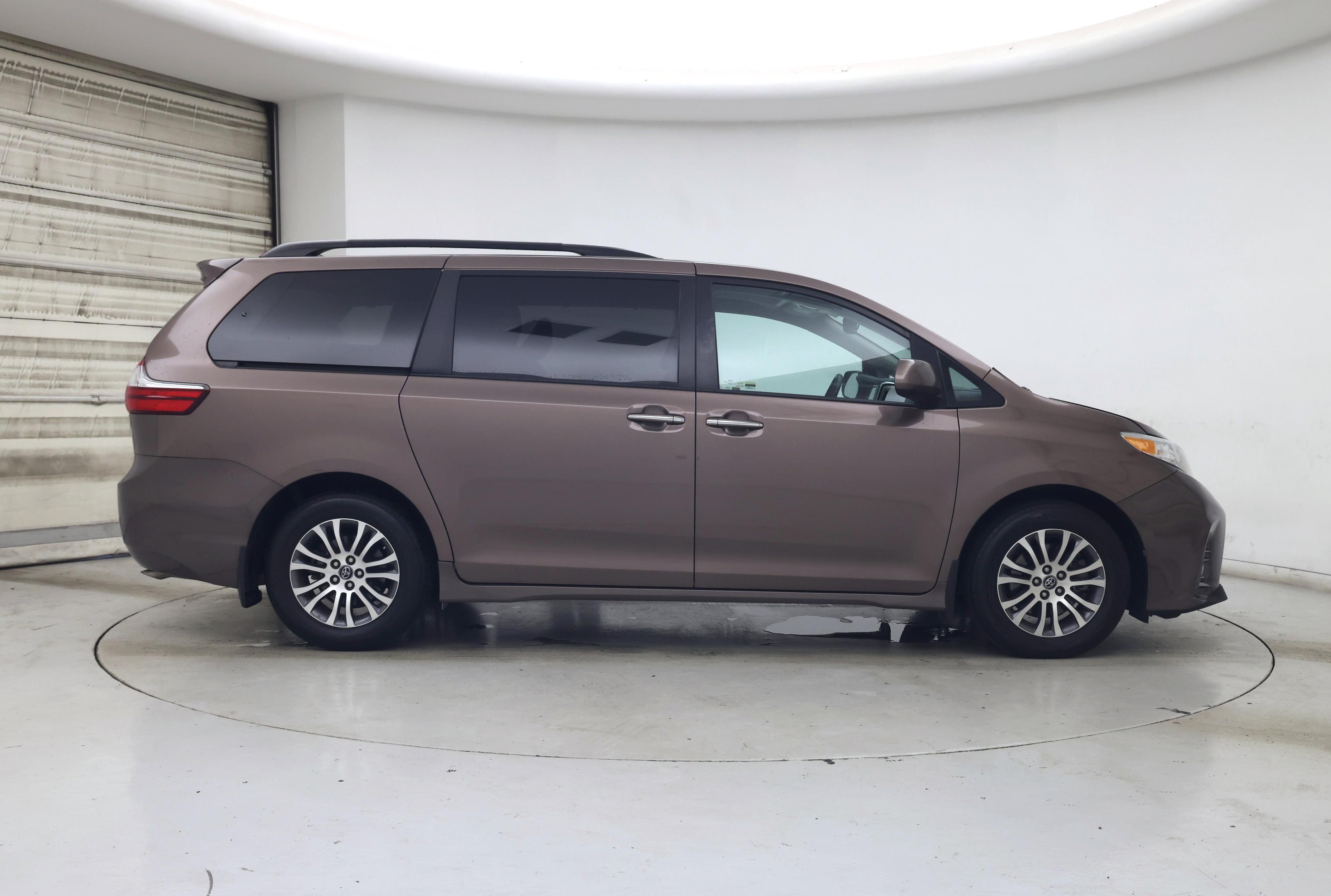 Thumbnail: 2018 Toyota Sienna - 7