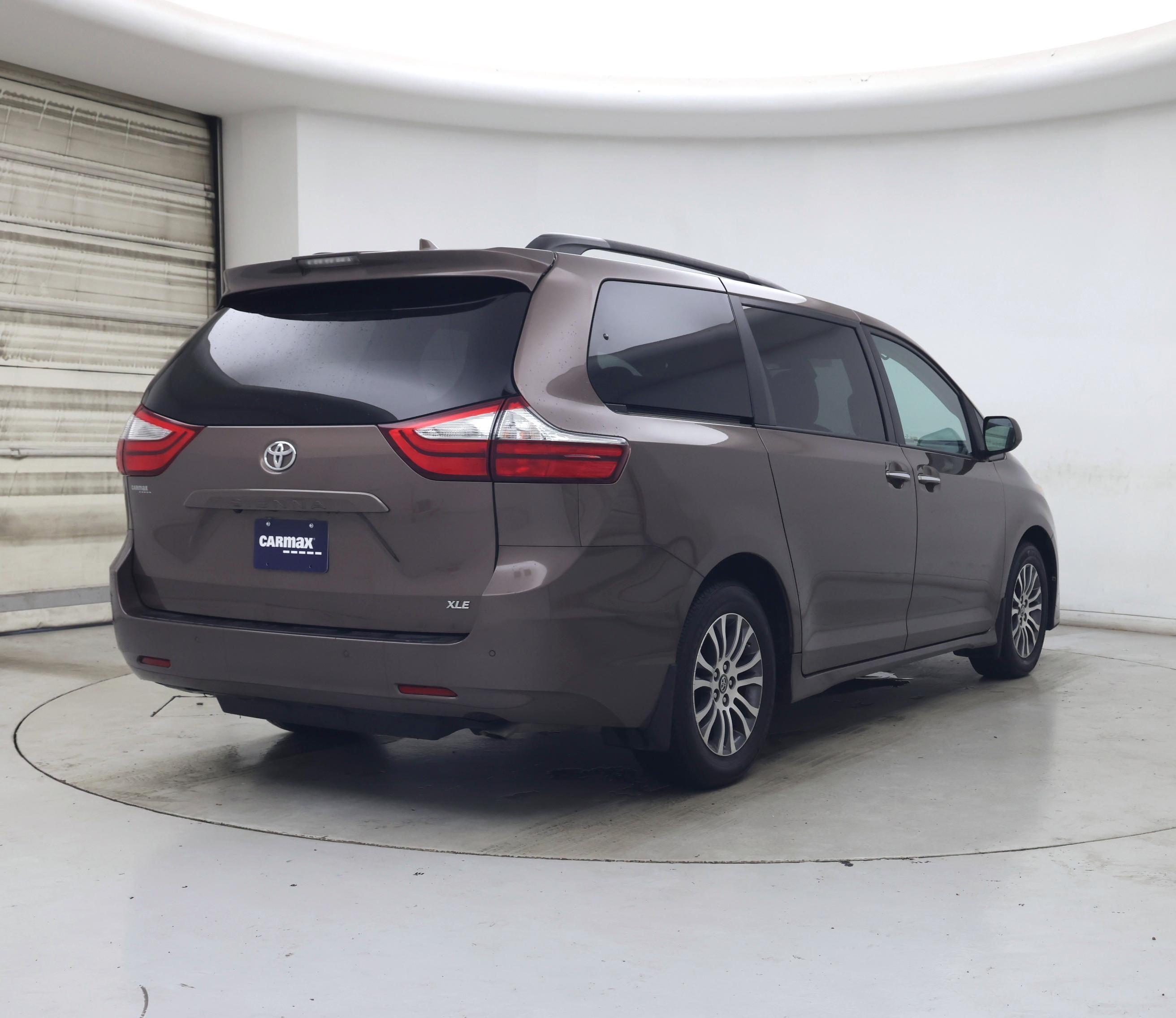 Thumbnail: 2018 Toyota Sienna - 8