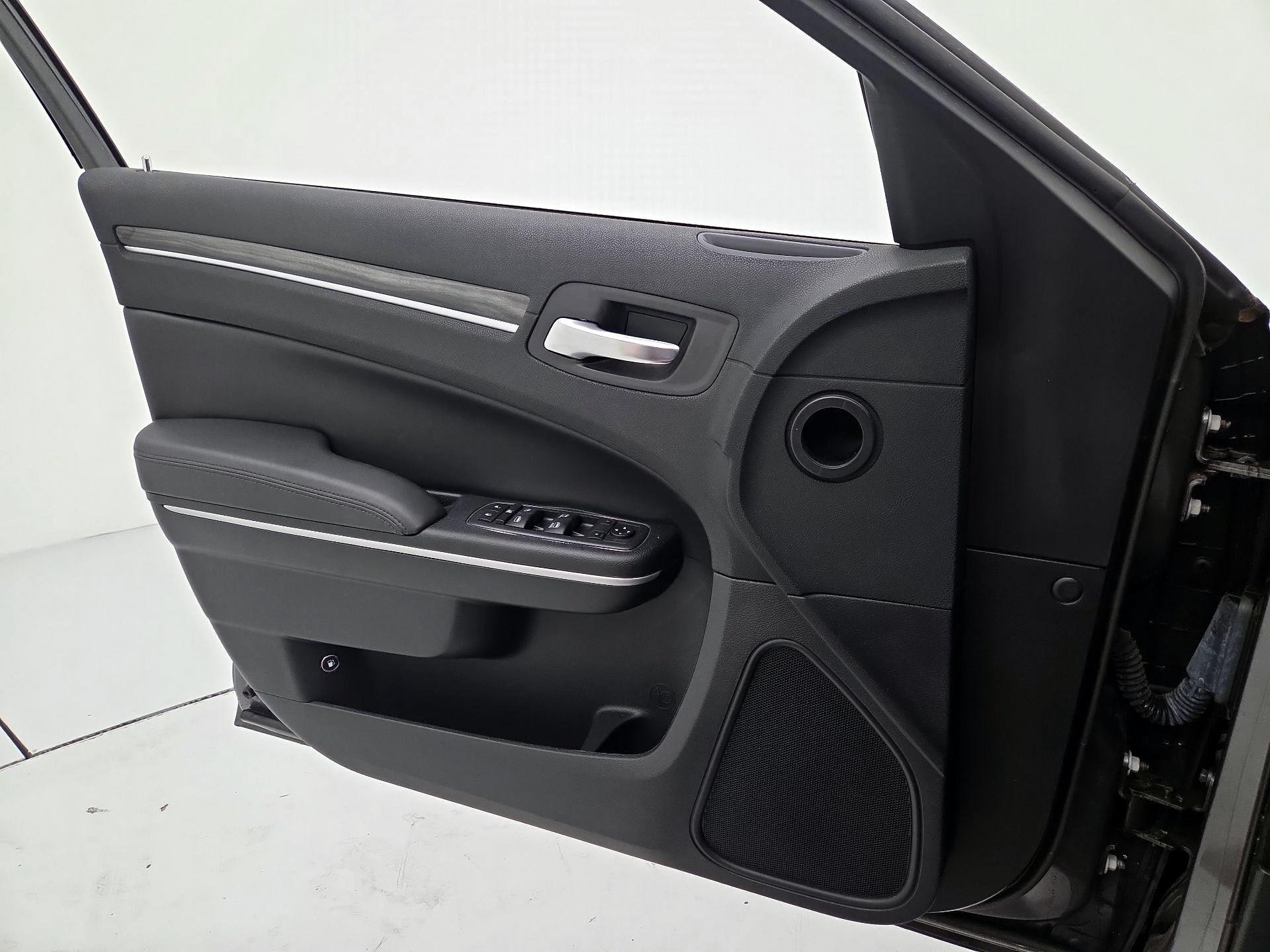 Thumbnail: 2019 Chrysler 300 - 12