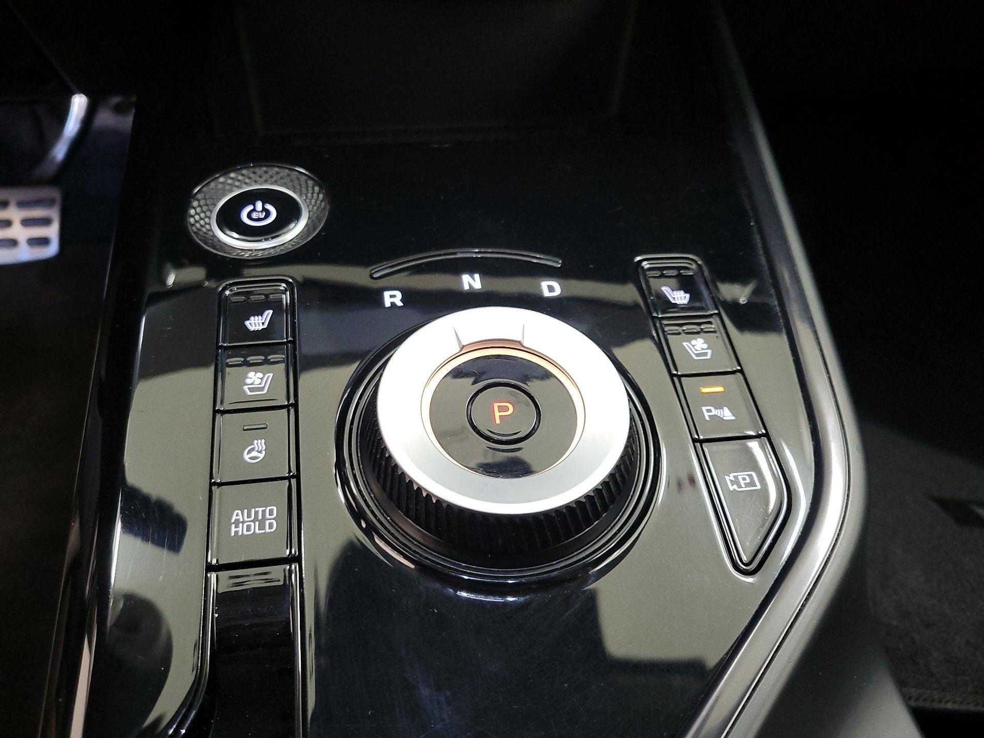 Thumbnail: 2023 Kia Niro - 18