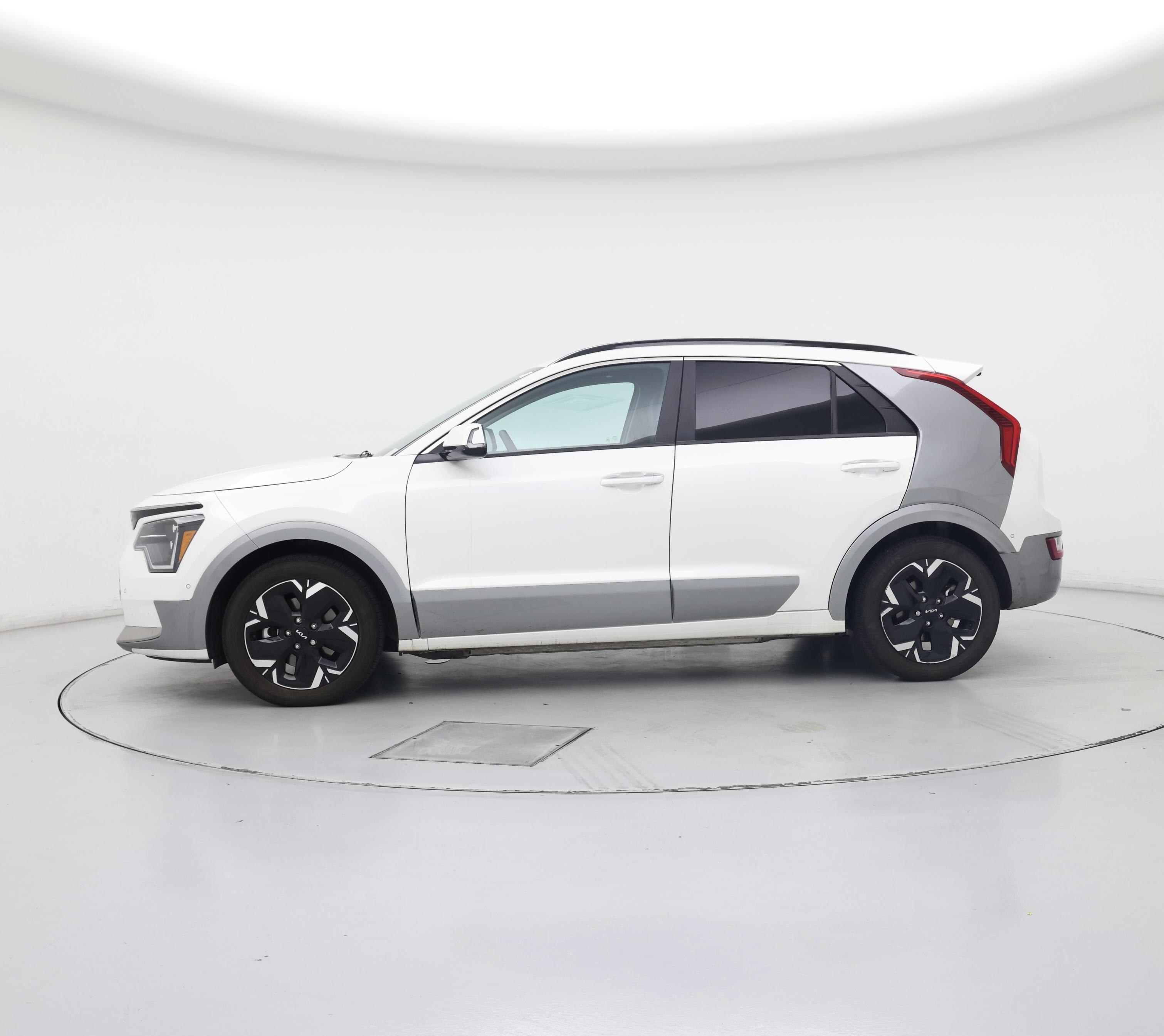Thumbnail: 2023 Kia Niro - 3