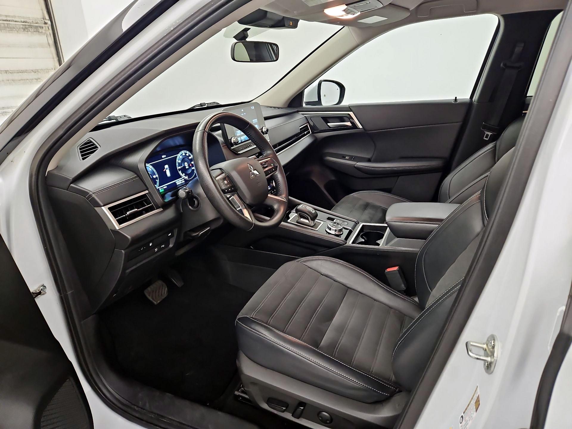 Thumbnail: 2024 Mitsubishi Outlander - 11