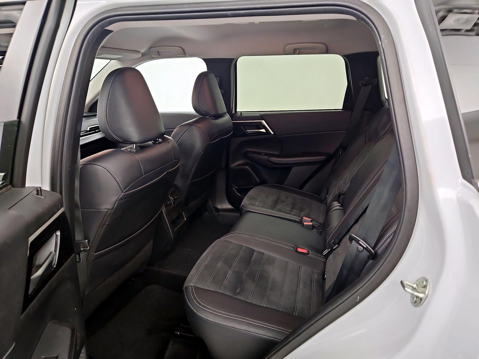 Thumbnail: 2024 Mitsubishi Outlander - 18