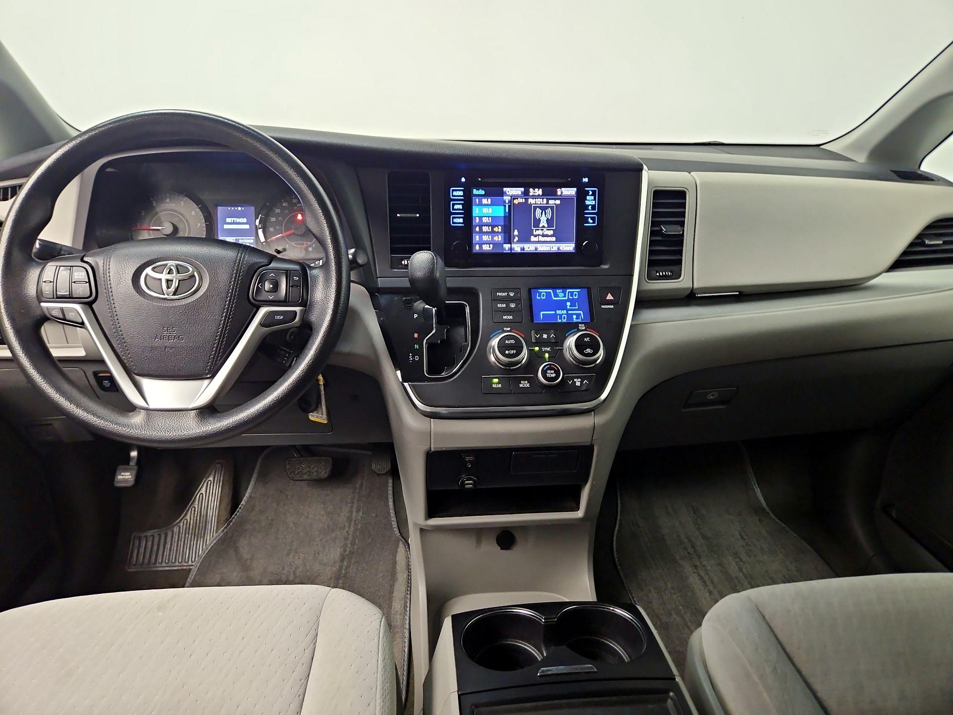 Thumbnail: 2016 Toyota Sienna - 9