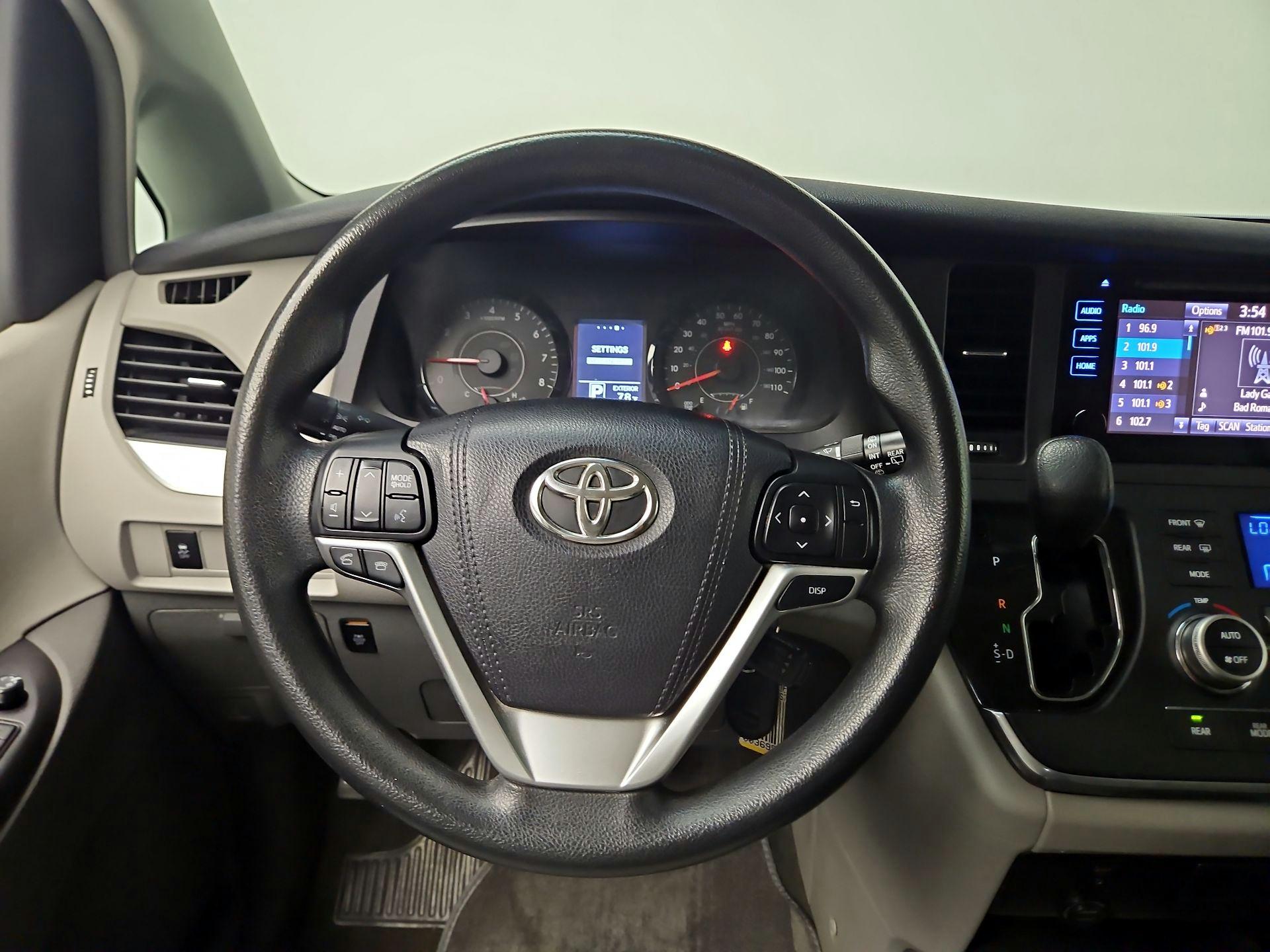 Thumbnail: 2016 Toyota Sienna - 10