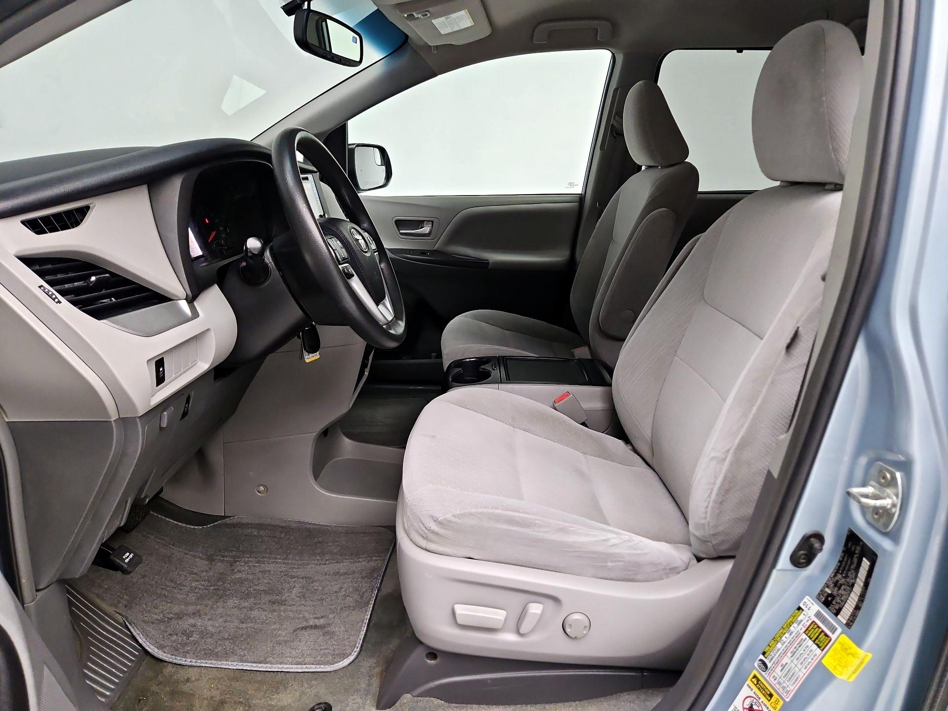 Thumbnail: 2016 Toyota Sienna - 11