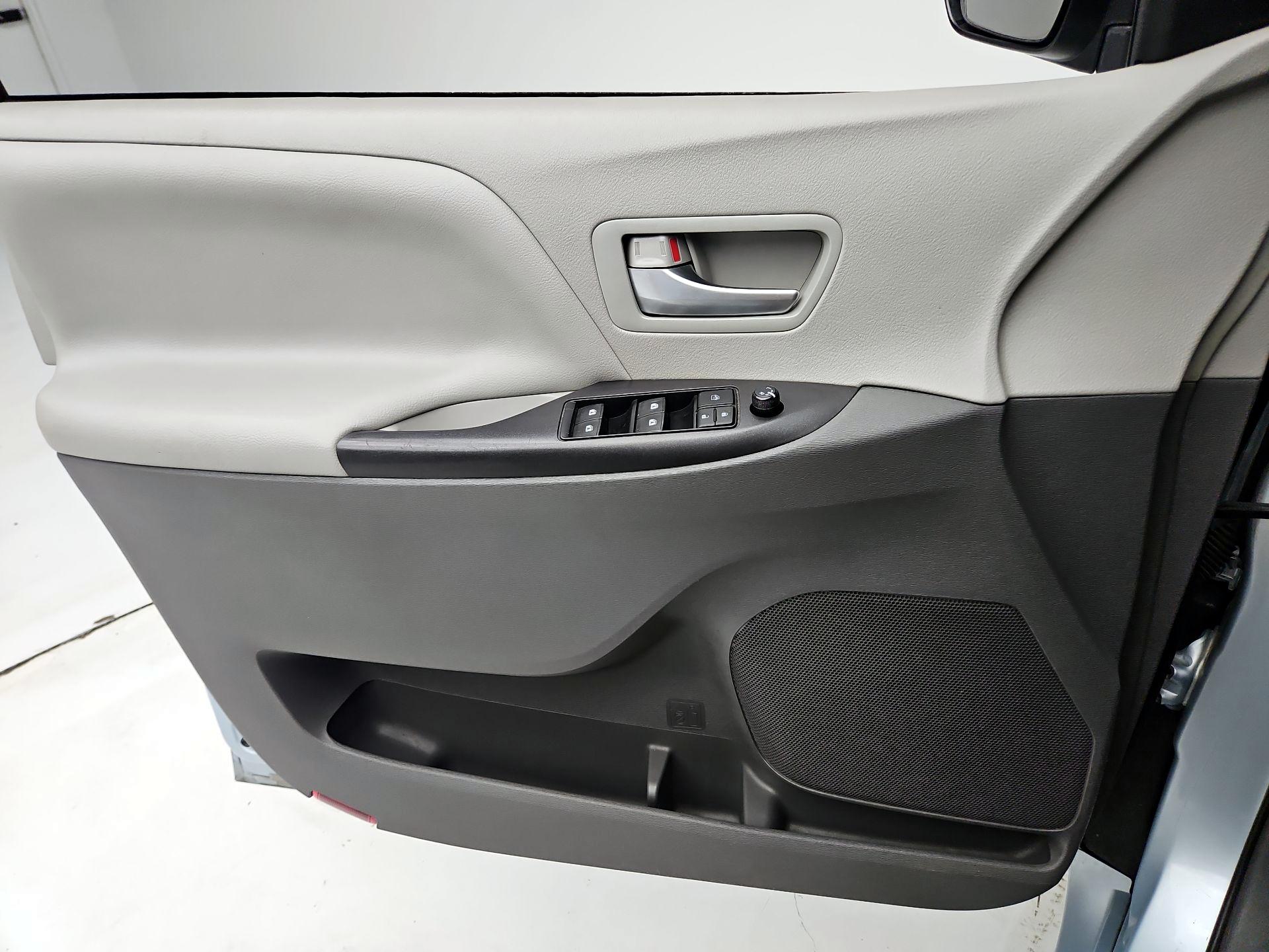 Thumbnail: 2016 Toyota Sienna - 12