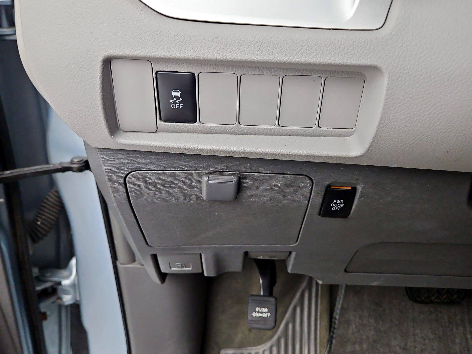 Thumbnail: 2016 Toyota Sienna - 13