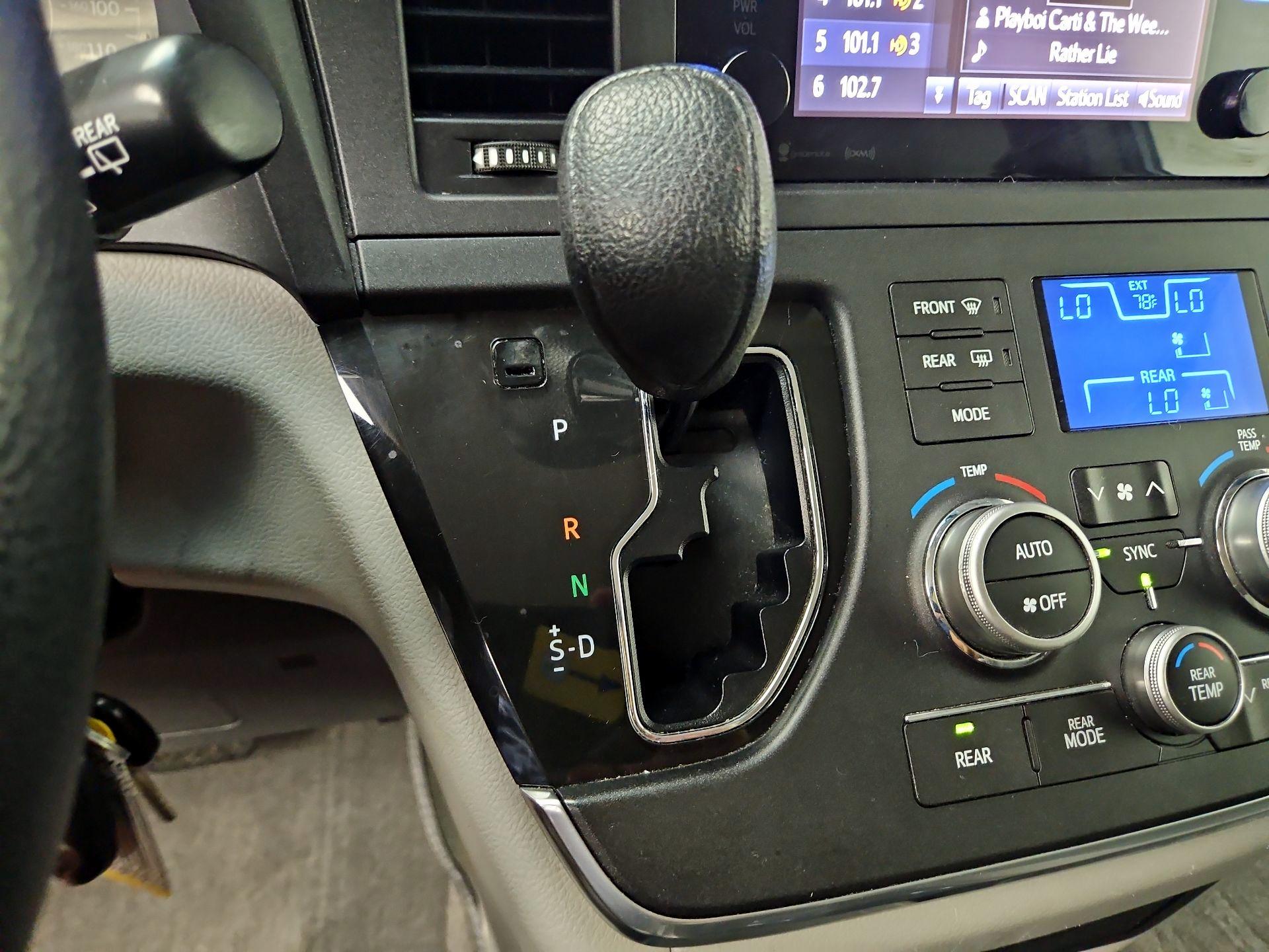 Thumbnail: 2016 Toyota Sienna - 17