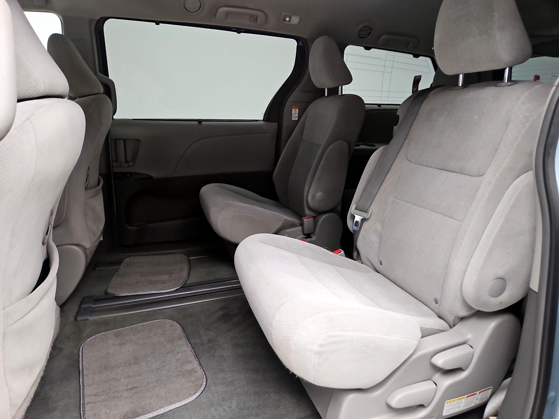 Thumbnail: 2016 Toyota Sienna - 19