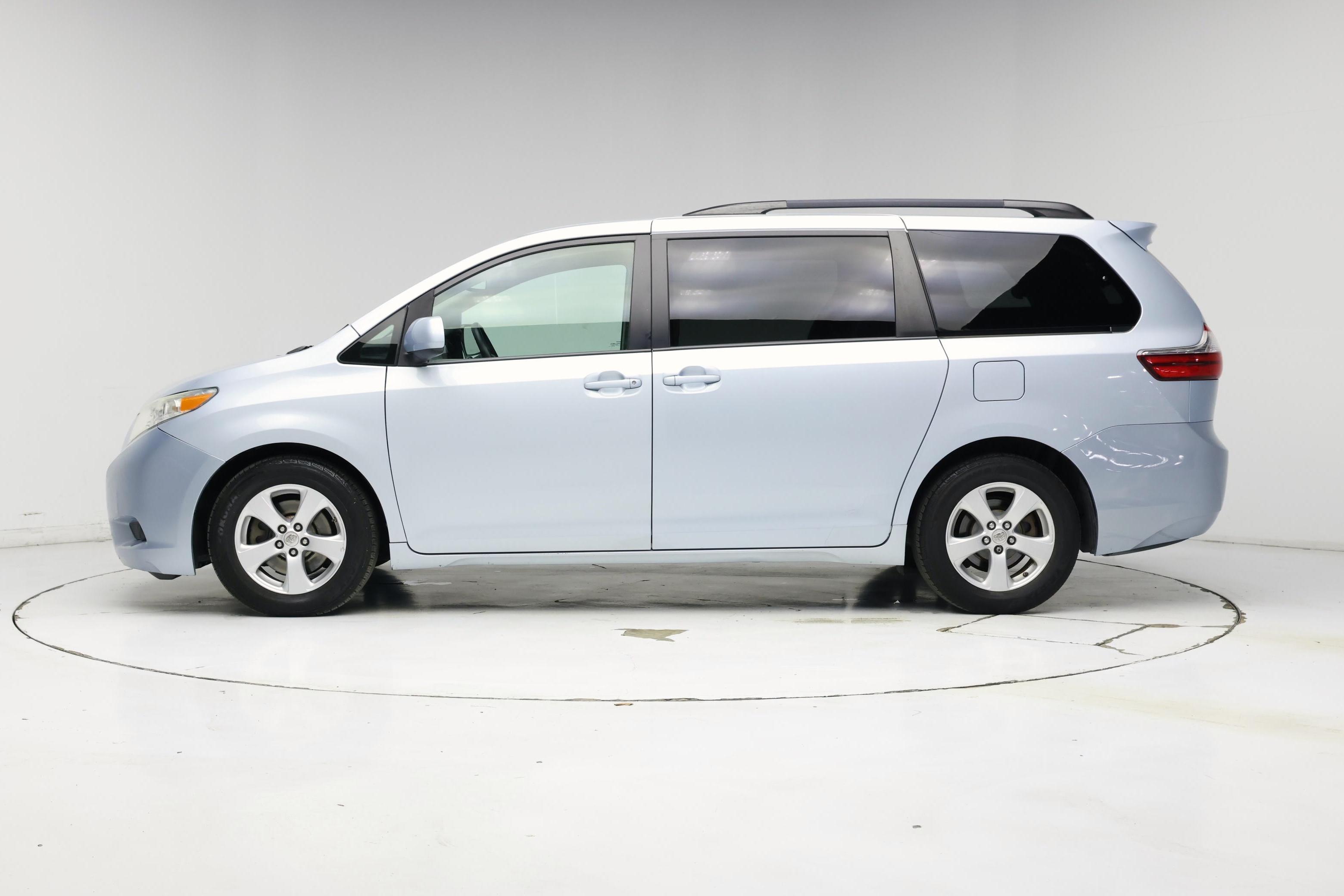 Thumbnail: 2016 Toyota Sienna - 3