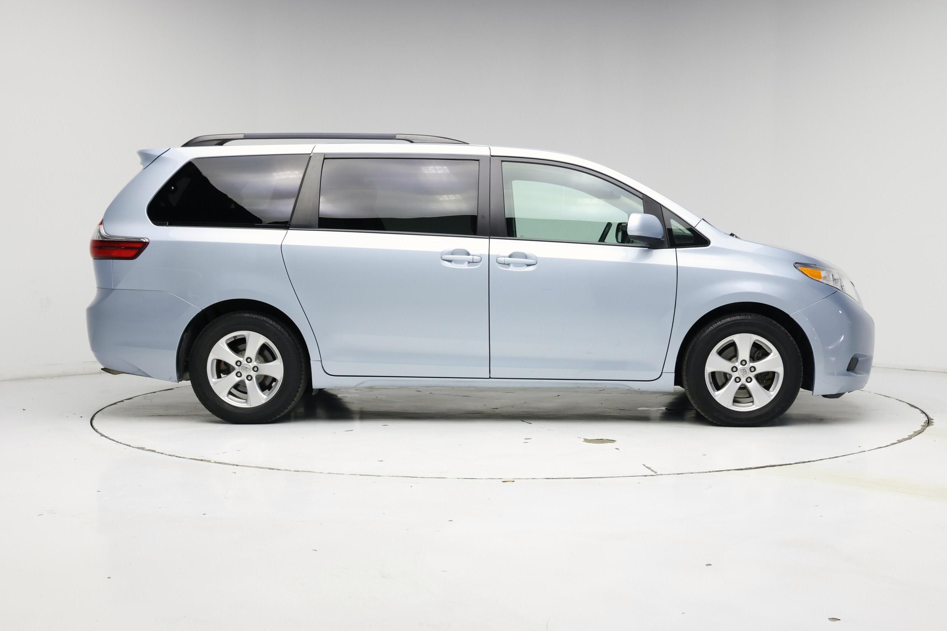 Thumbnail: 2016 Toyota Sienna - 7
