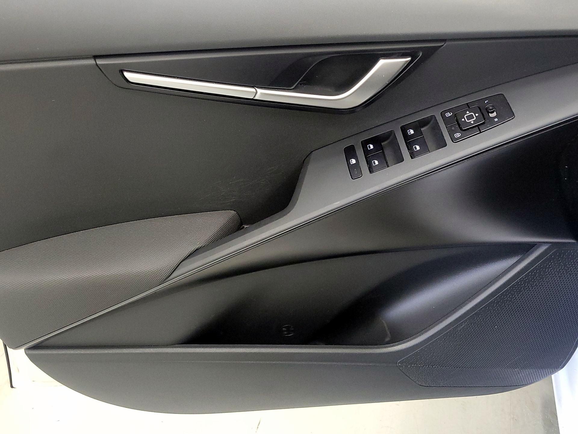 Thumbnail: 2025 Kia Niro - 12