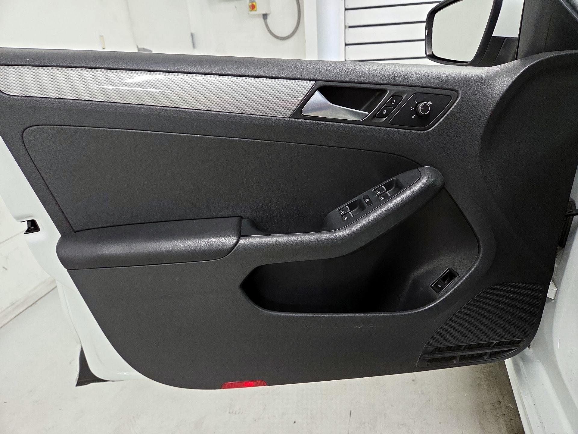 Thumbnail: 2015 Volkswagen Jetta - 10