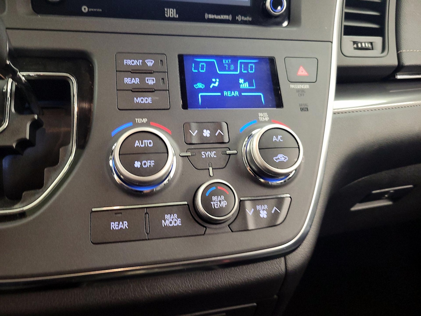 2019 Toyota Sienna SE - Photo 17
