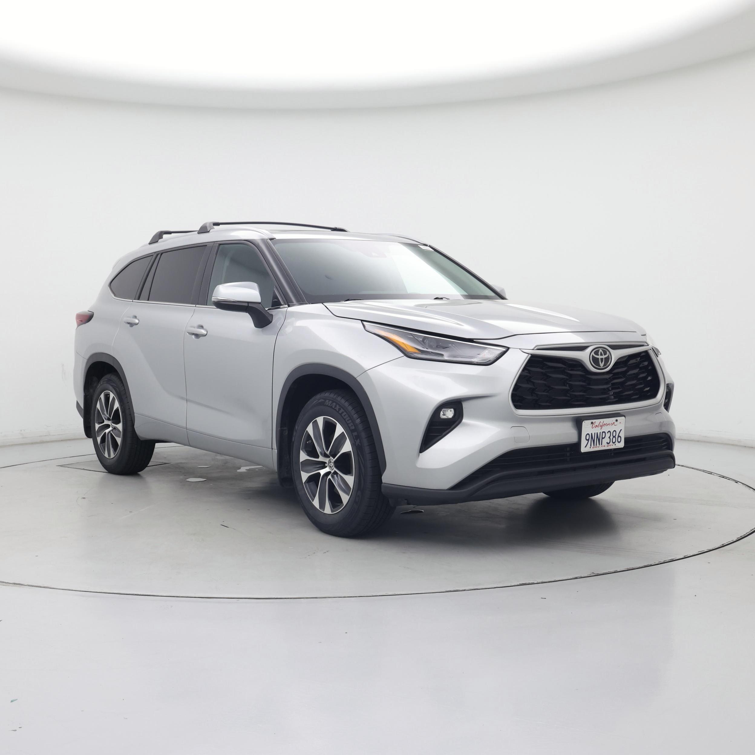 Silver 2024 Toyota Highlander XLE FWD SUV / Crossover Front-Wheel Drive Automatic