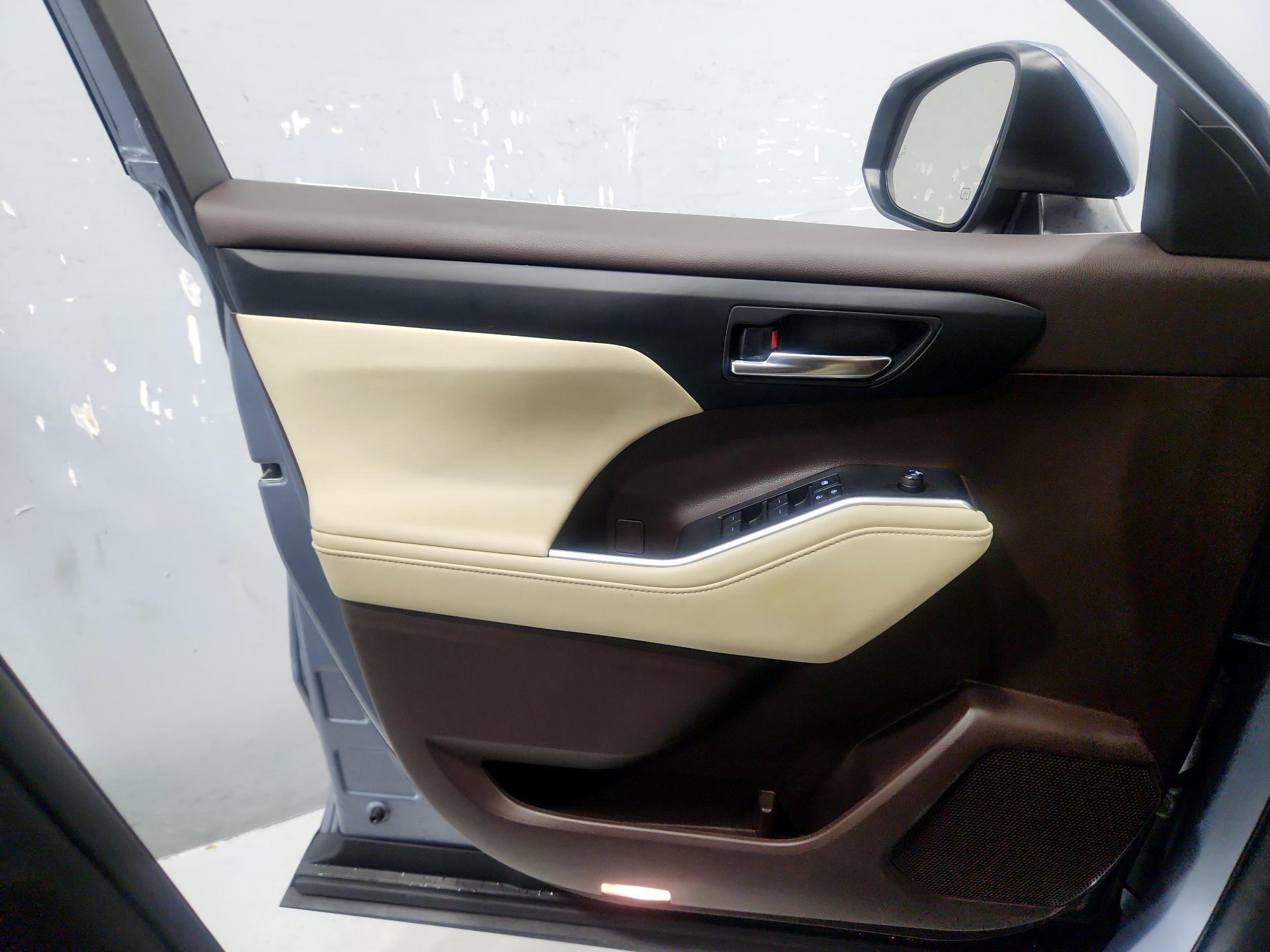 Thumbnail: 2020 Toyota Highlander - 12