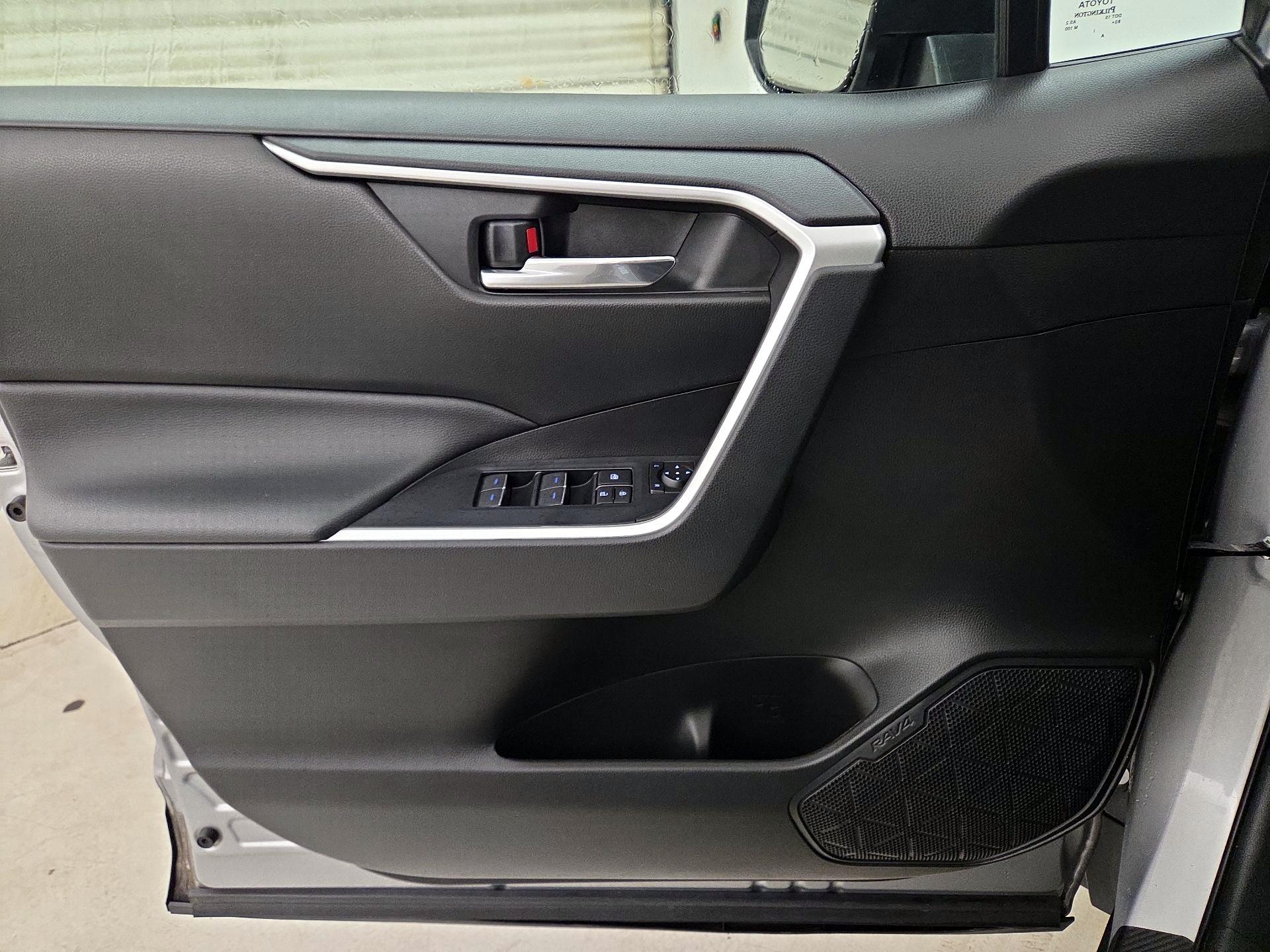 Thumbnail: 2022 Toyota RAV4 - 12