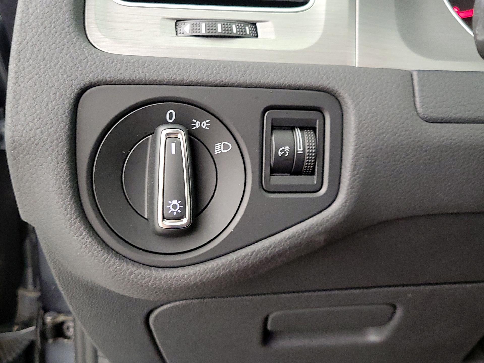 Thumbnail: 2016 Volkswagen Golf - 13