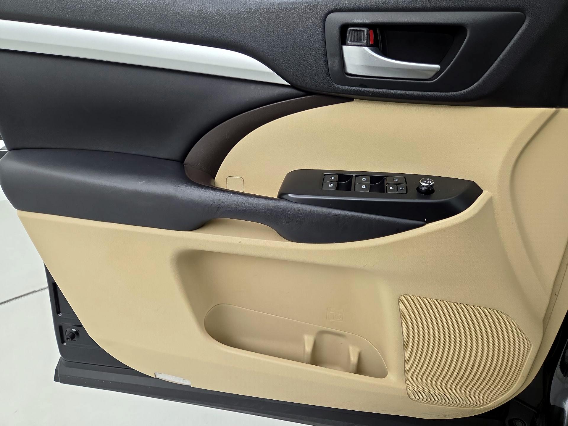 Thumbnail: 2016 Toyota Highlander - 12