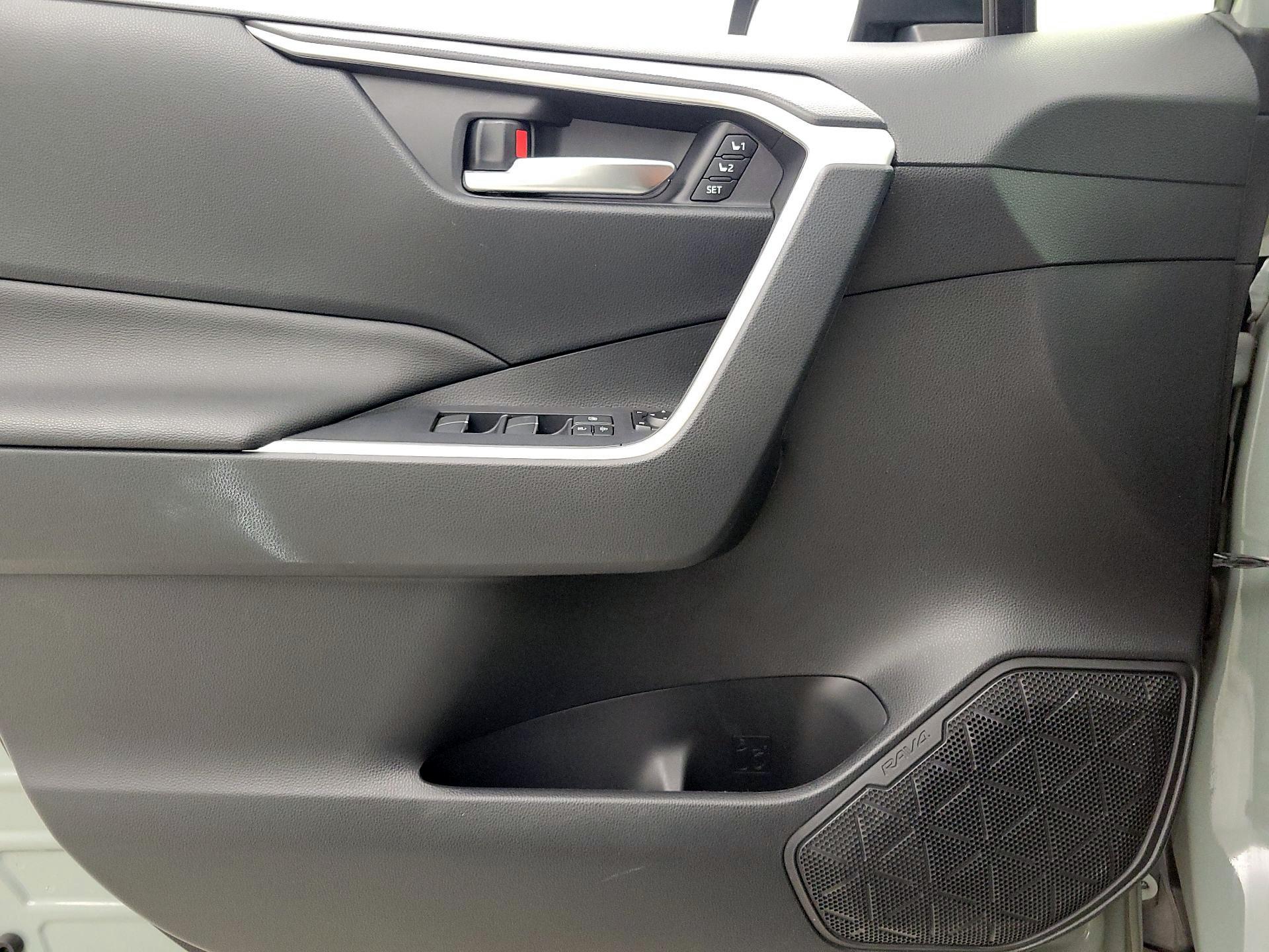 Thumbnail: 2019 Toyota RAV4 - 12