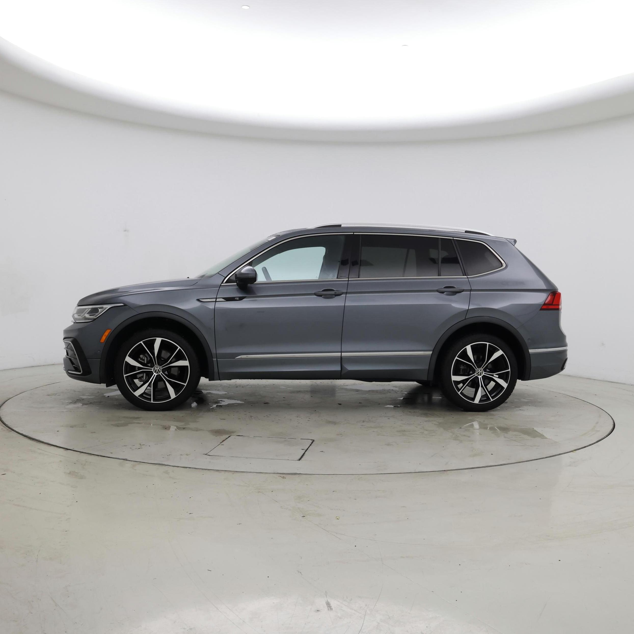 Thumbnail: 2022 Volkswagen Tiguan - 3
