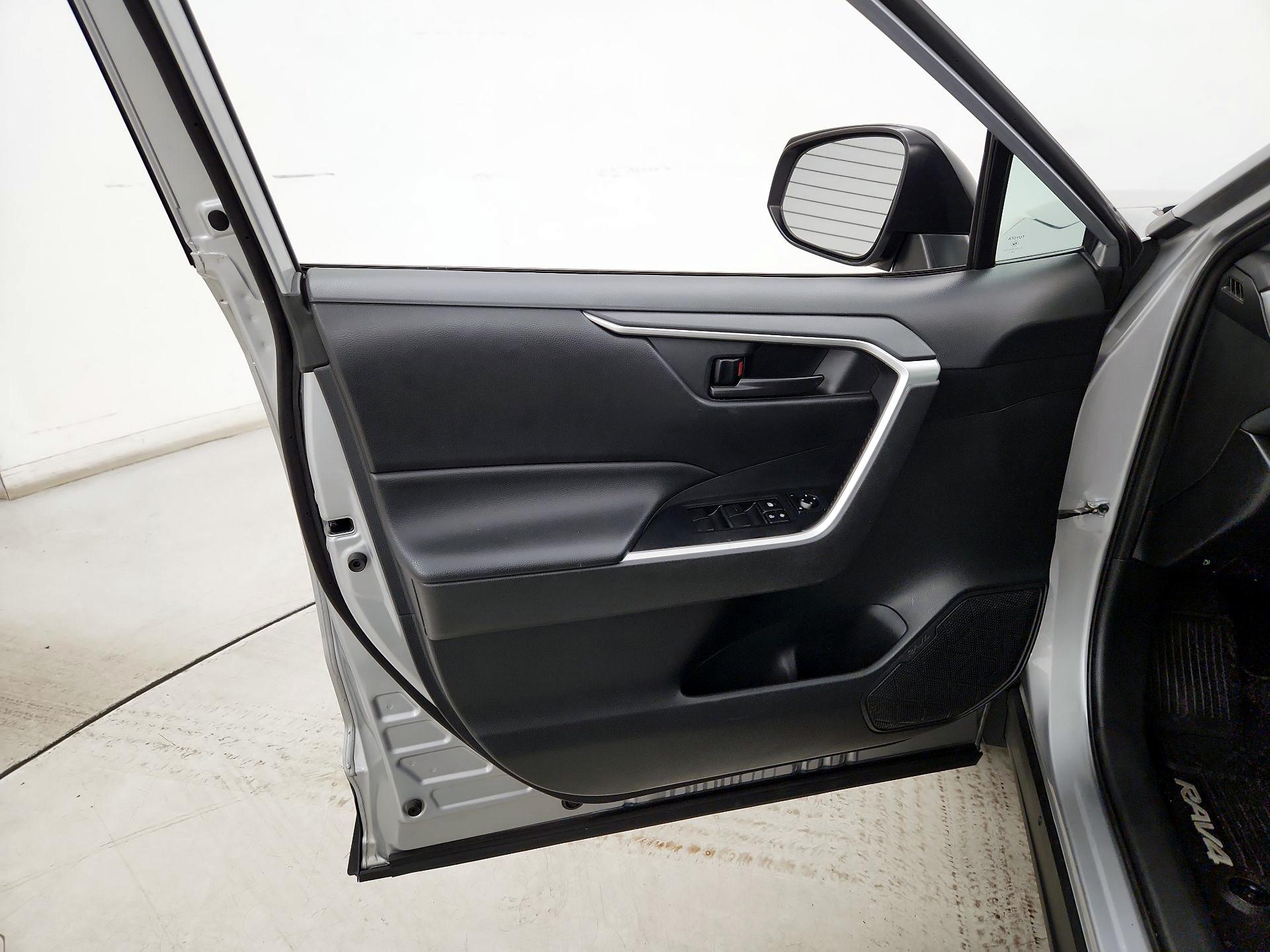 Thumbnail: 2019 Toyota RAV4 - 12