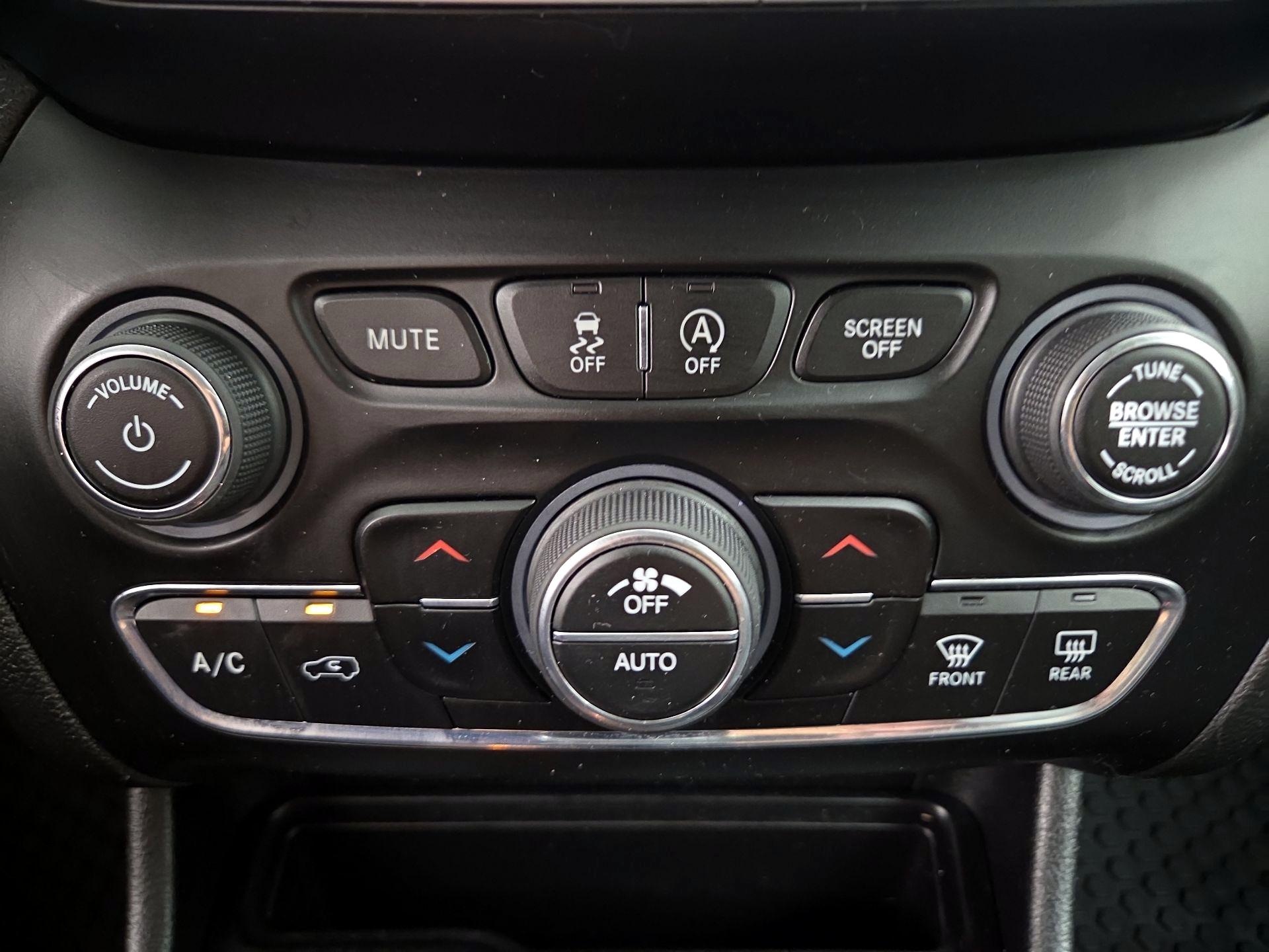 Thumbnail: 2019 Jeep Cherokee - 17