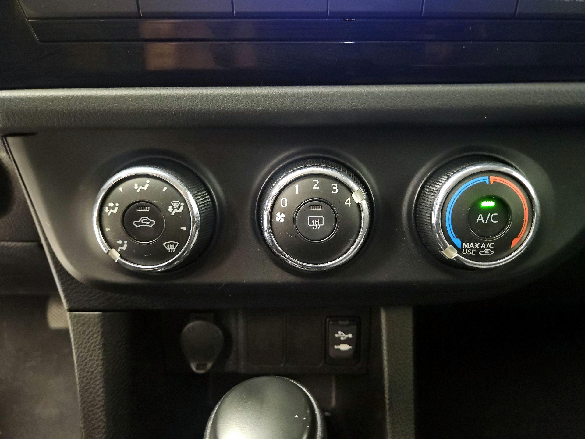 Thumbnail: 2015 Toyota Corolla - 15