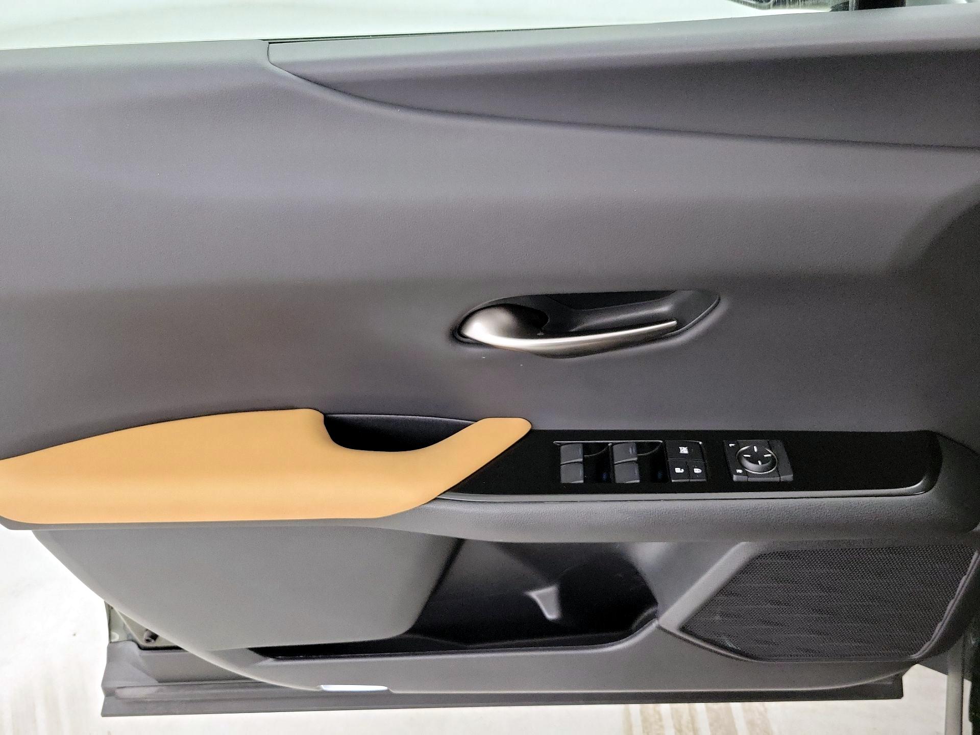 Thumbnail: 2023 Lexus UX - 12