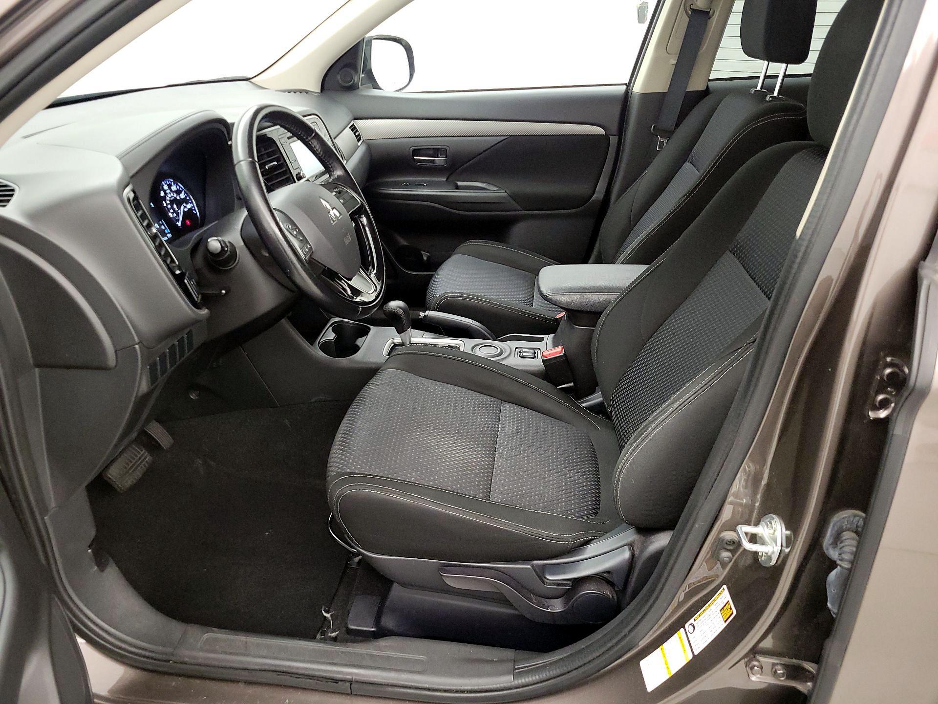 Thumbnail: 2016 Mitsubishi Outlander - 11