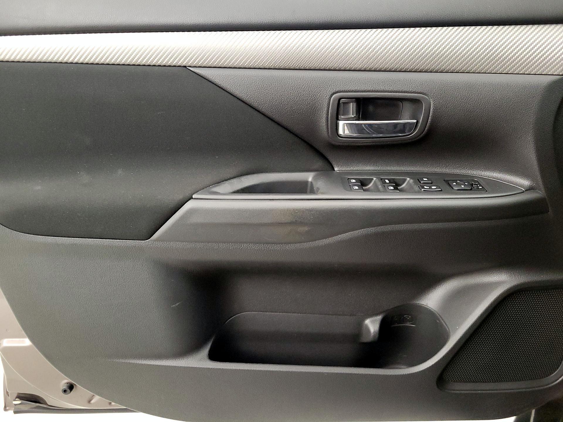 Thumbnail: 2016 Mitsubishi Outlander - 12