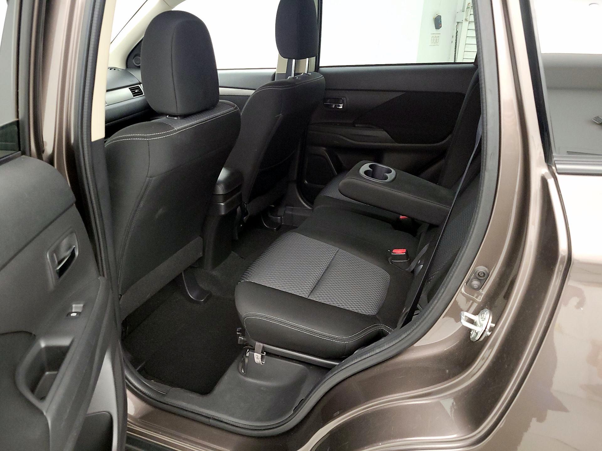 Thumbnail: 2016 Mitsubishi Outlander - 19