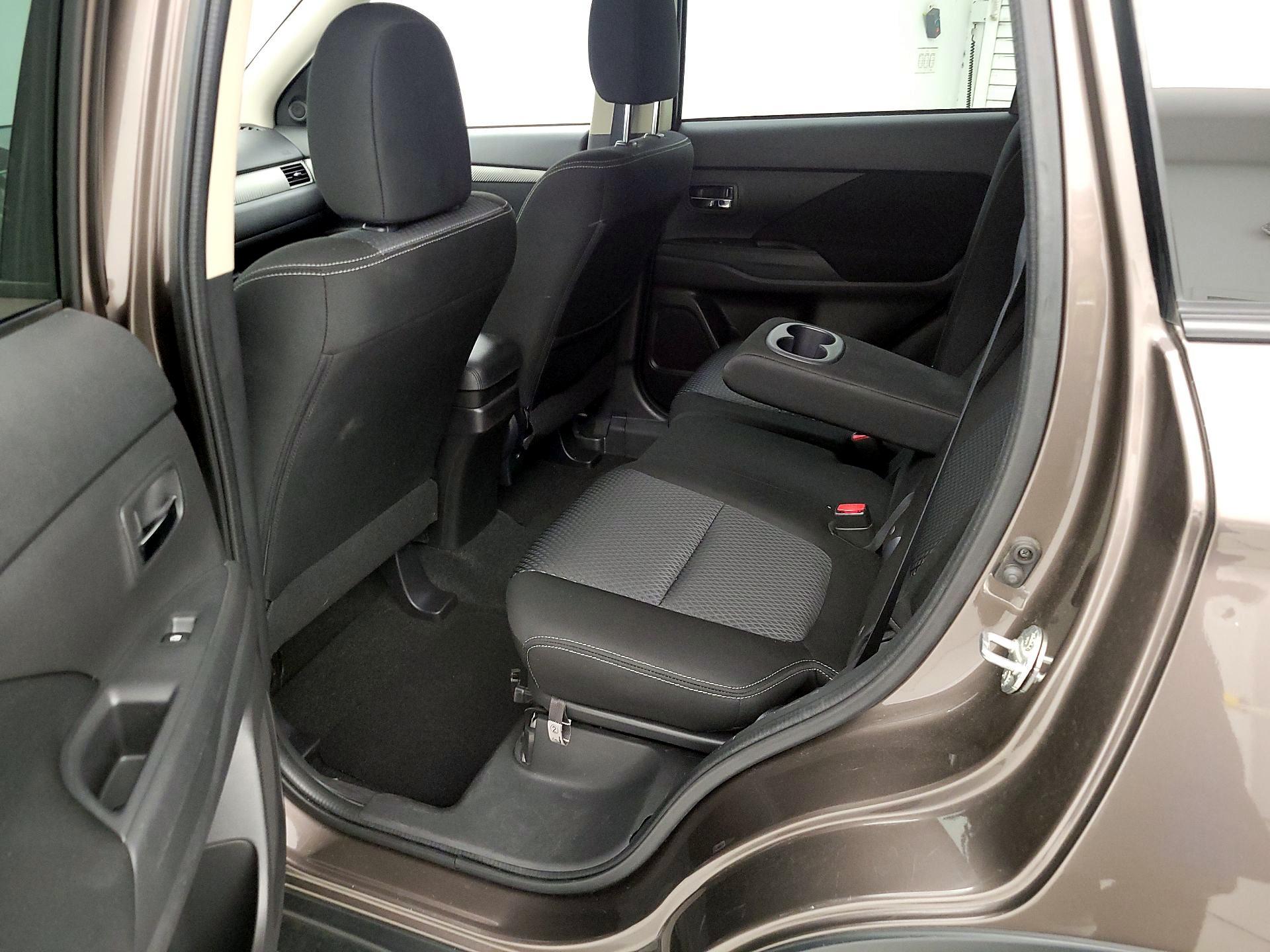 Thumbnail: 2016 Mitsubishi Outlander - 20
