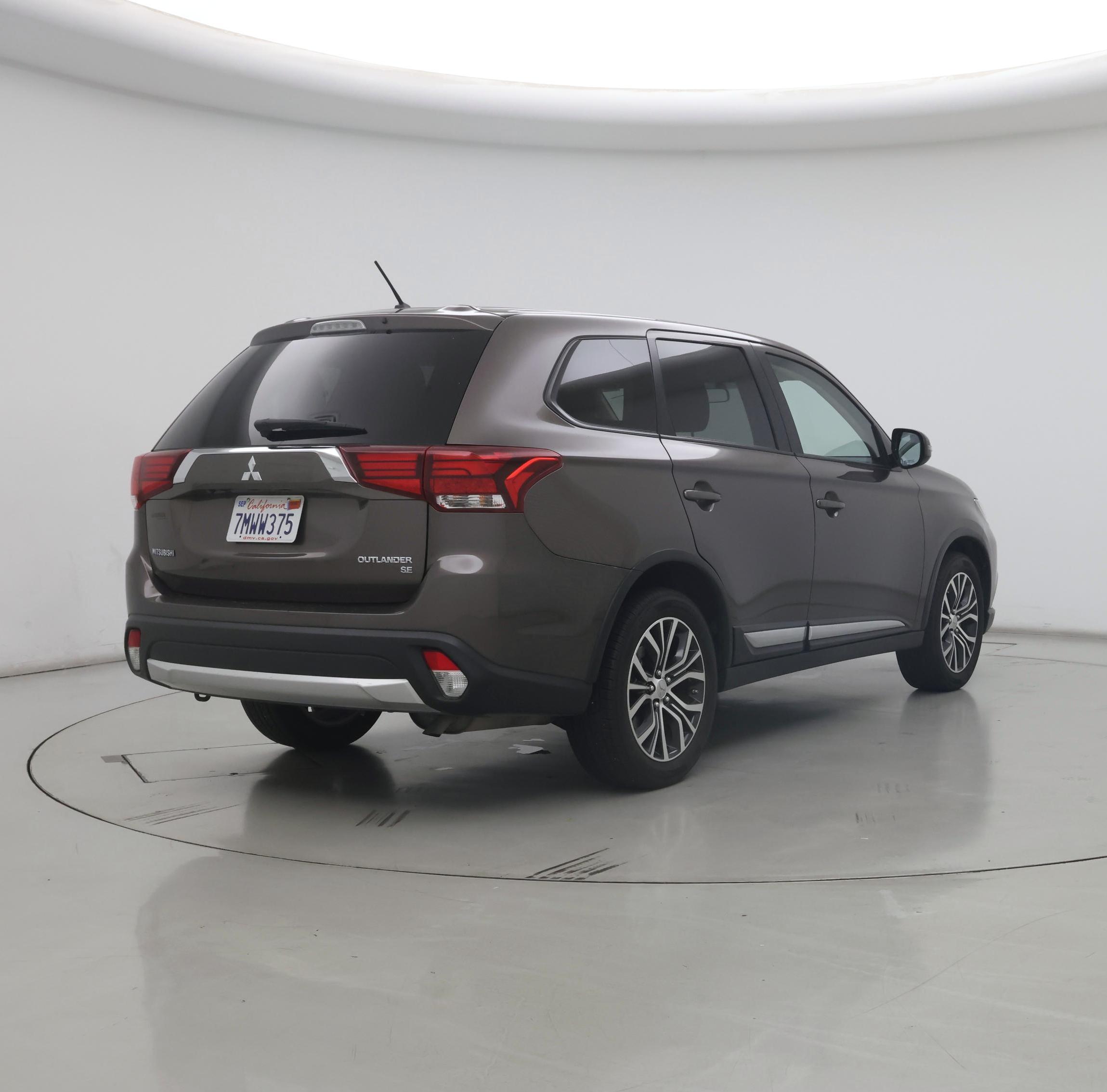 Thumbnail: 2016 Mitsubishi Outlander - 8