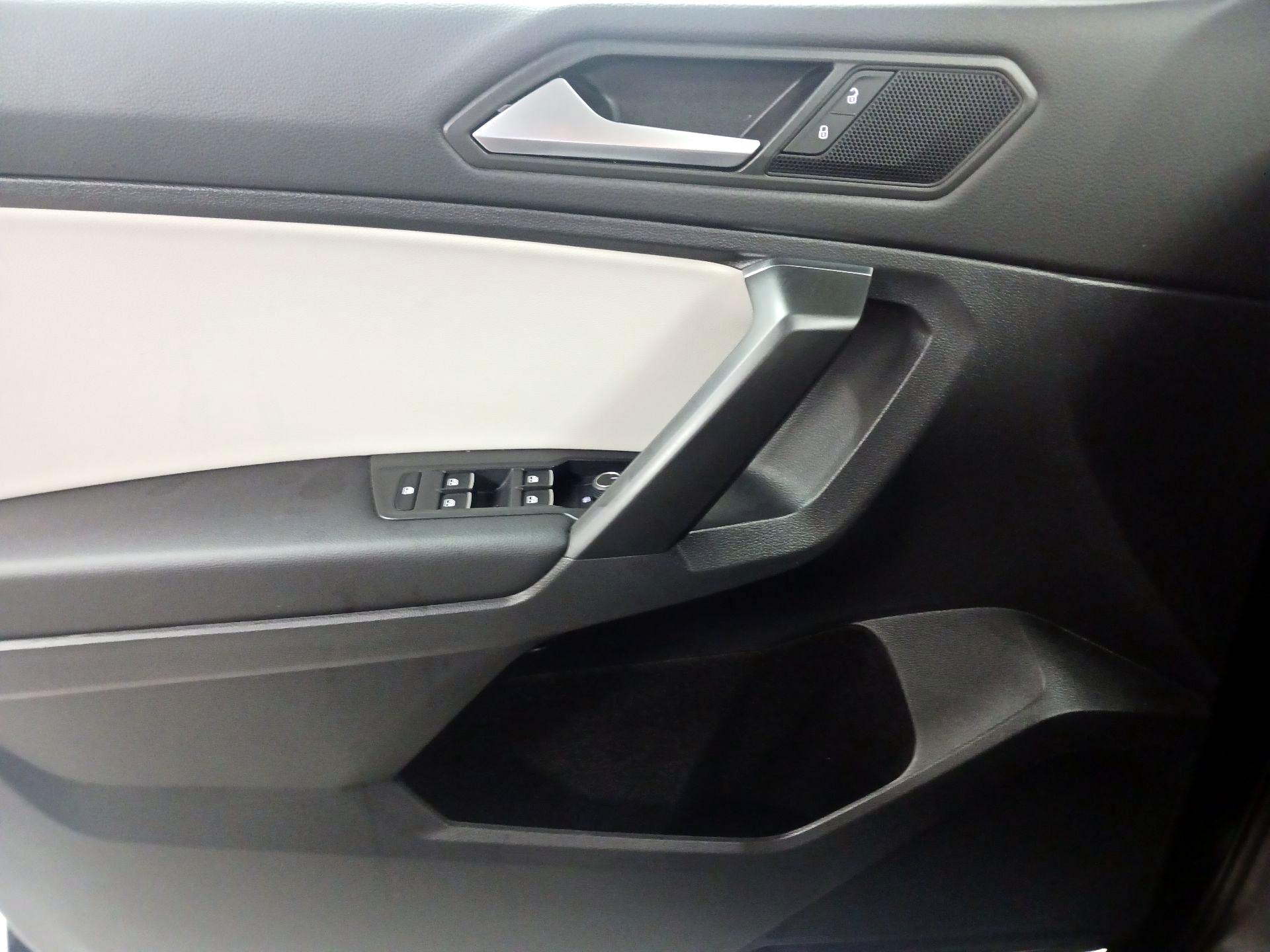 Thumbnail: 2021 Volkswagen Tiguan - 12