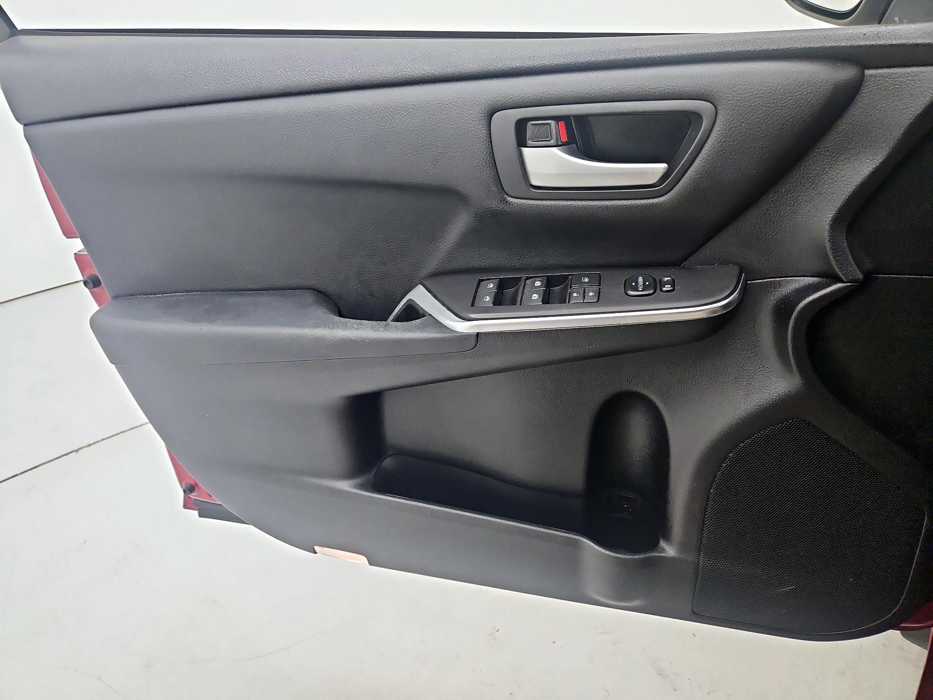 Thumbnail: 2017 Toyota Camry - 12
