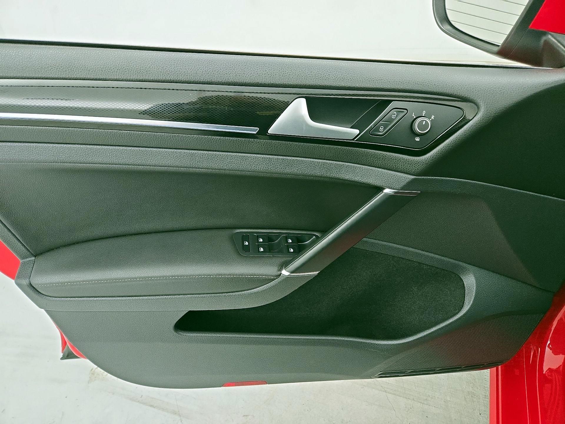 Thumbnail: 2015 Volkswagen Golf - 12