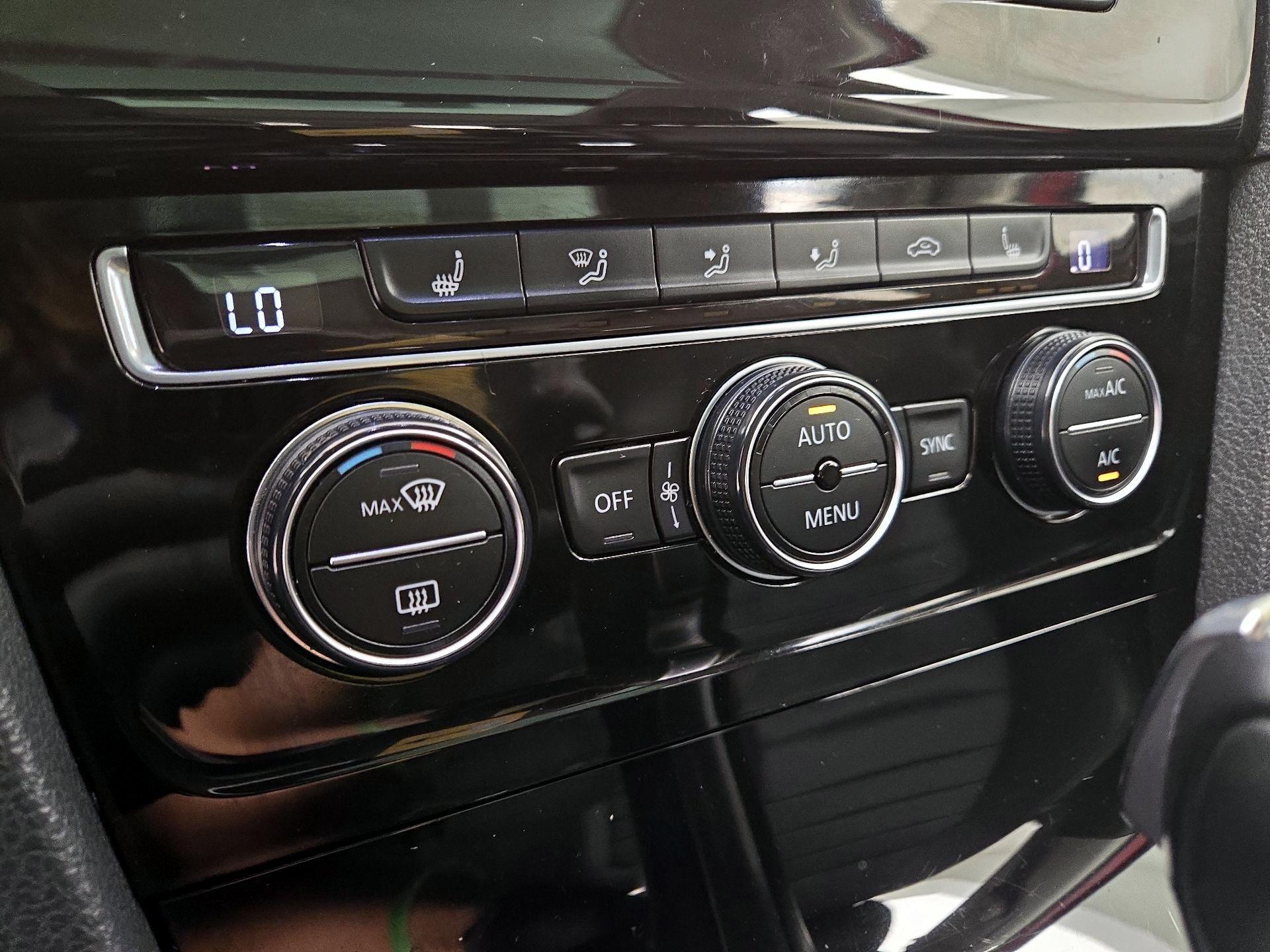 Thumbnail: 2015 Volkswagen Golf - 16